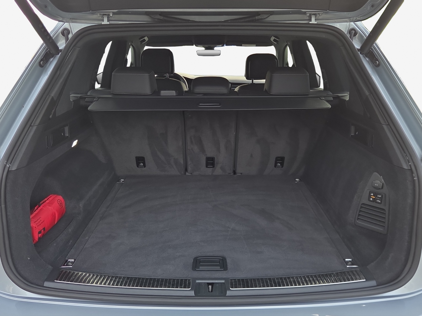 VW Touareg 3.0 TDI R-Line Tiptronic-image-12