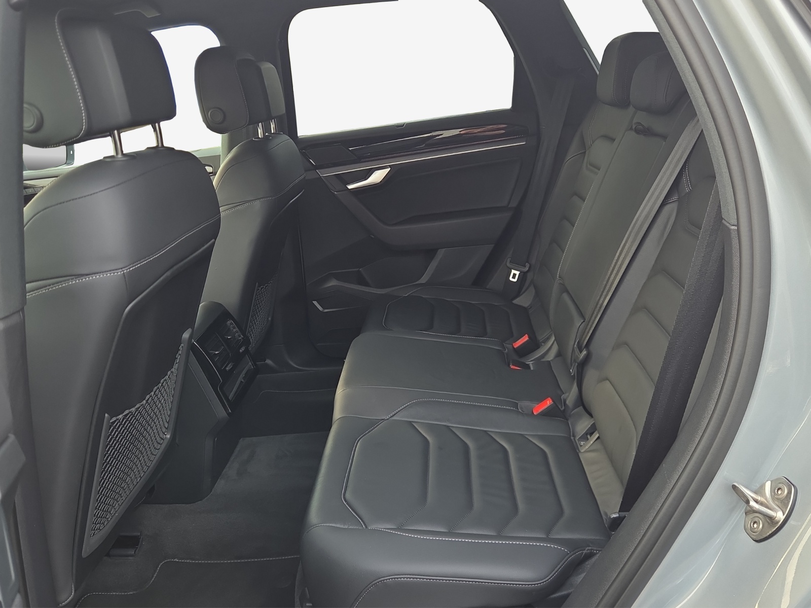 VW Touareg 3.0 TDI R-Line Tiptronic-image-11