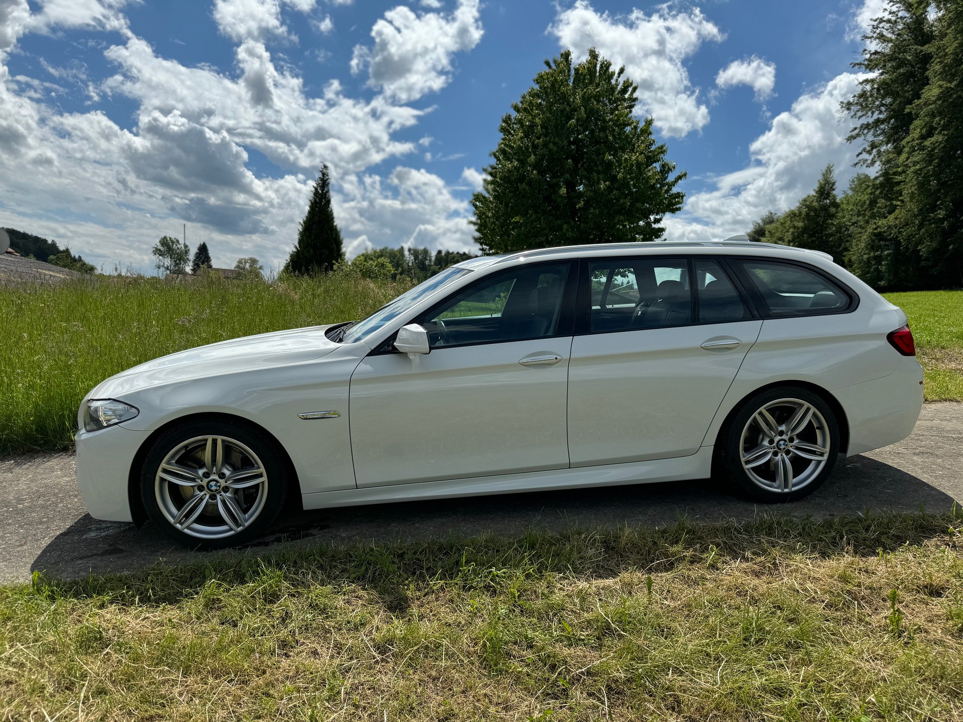 BMW 550i-image-4