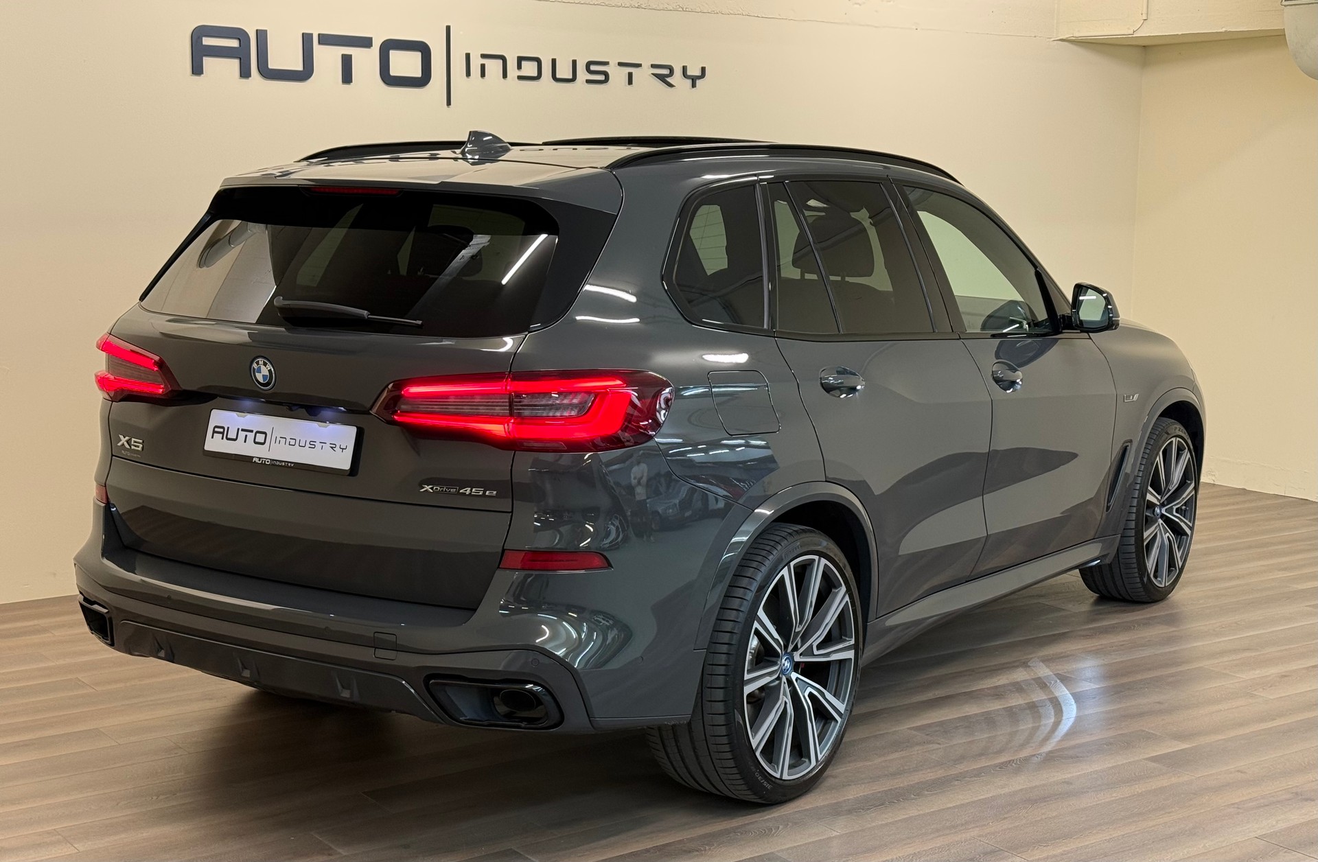 BMW X5 xDrive45e M Sport Steptronic-showroom-element-3