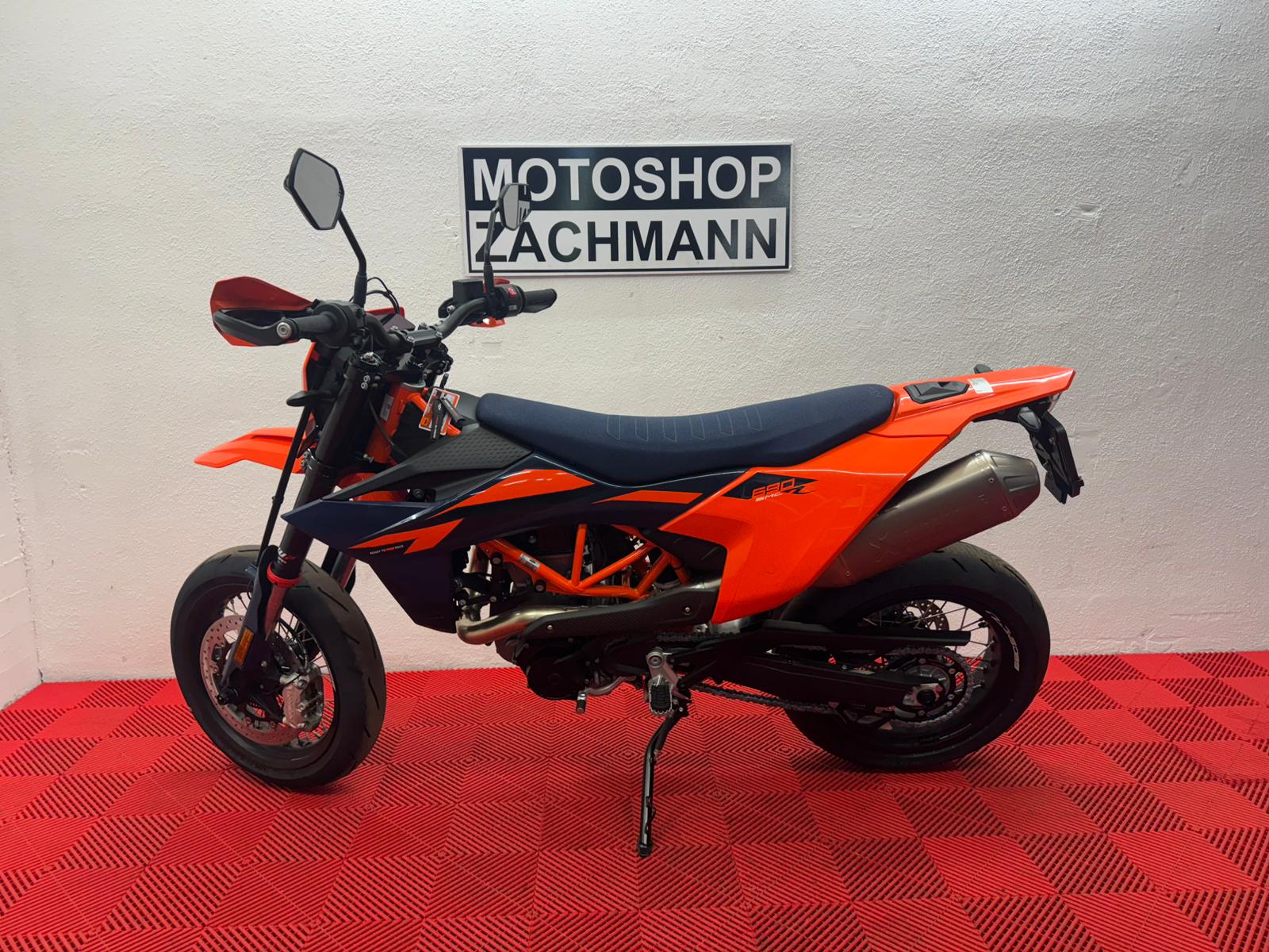 KTM 690 SMC R-showroom-element-3