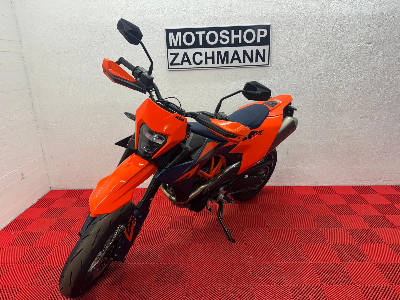 KTM 690 SMC R-showroom-element-2
