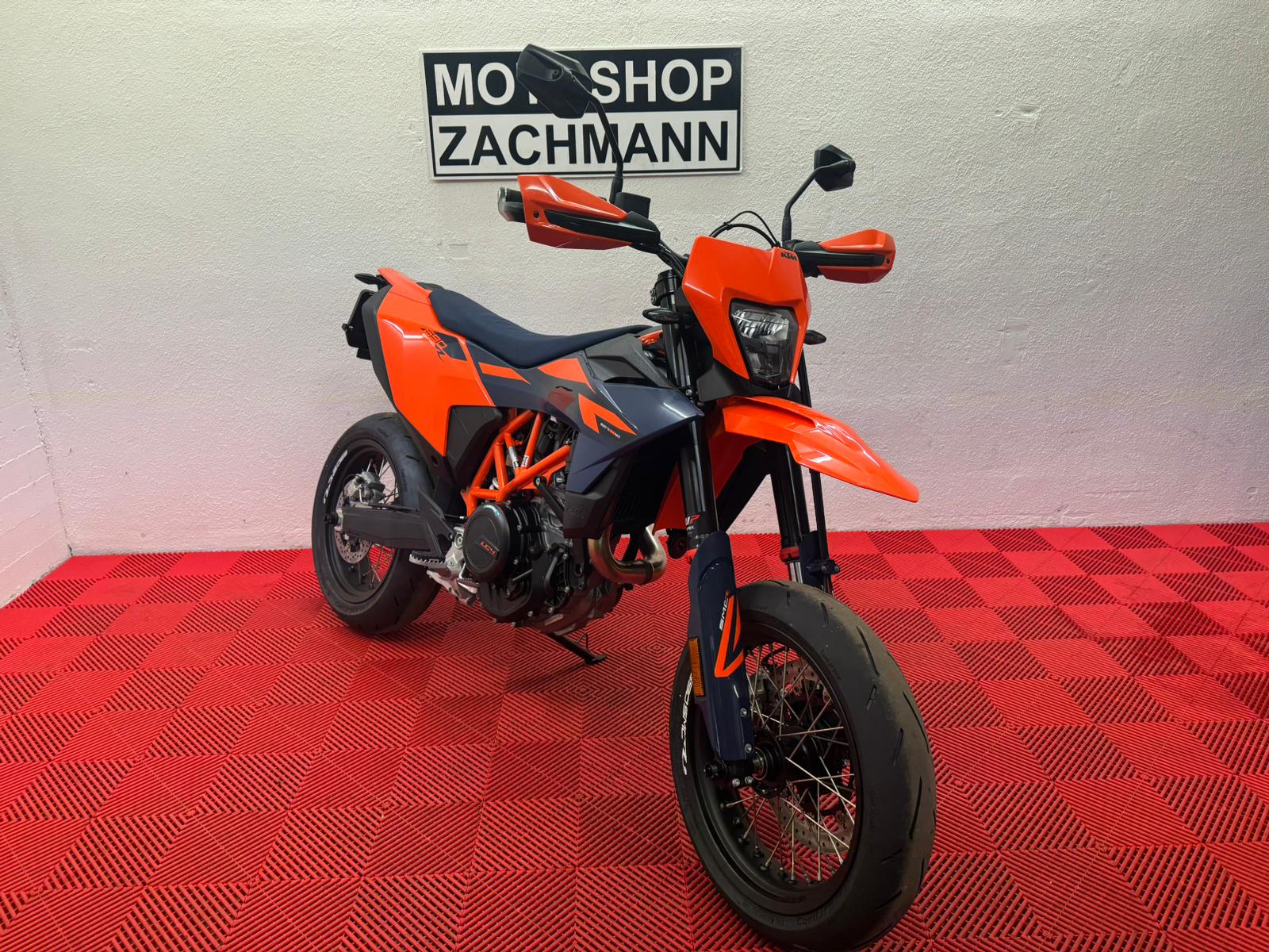 KTM 690 SMC R-showroom-element-1