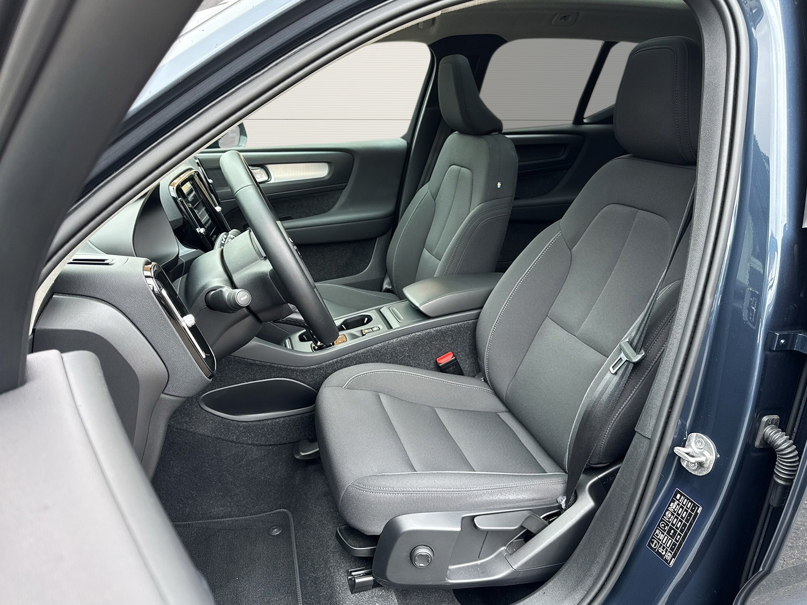 VOLVO XC40 2.0 B4 MH Momentum-image-7