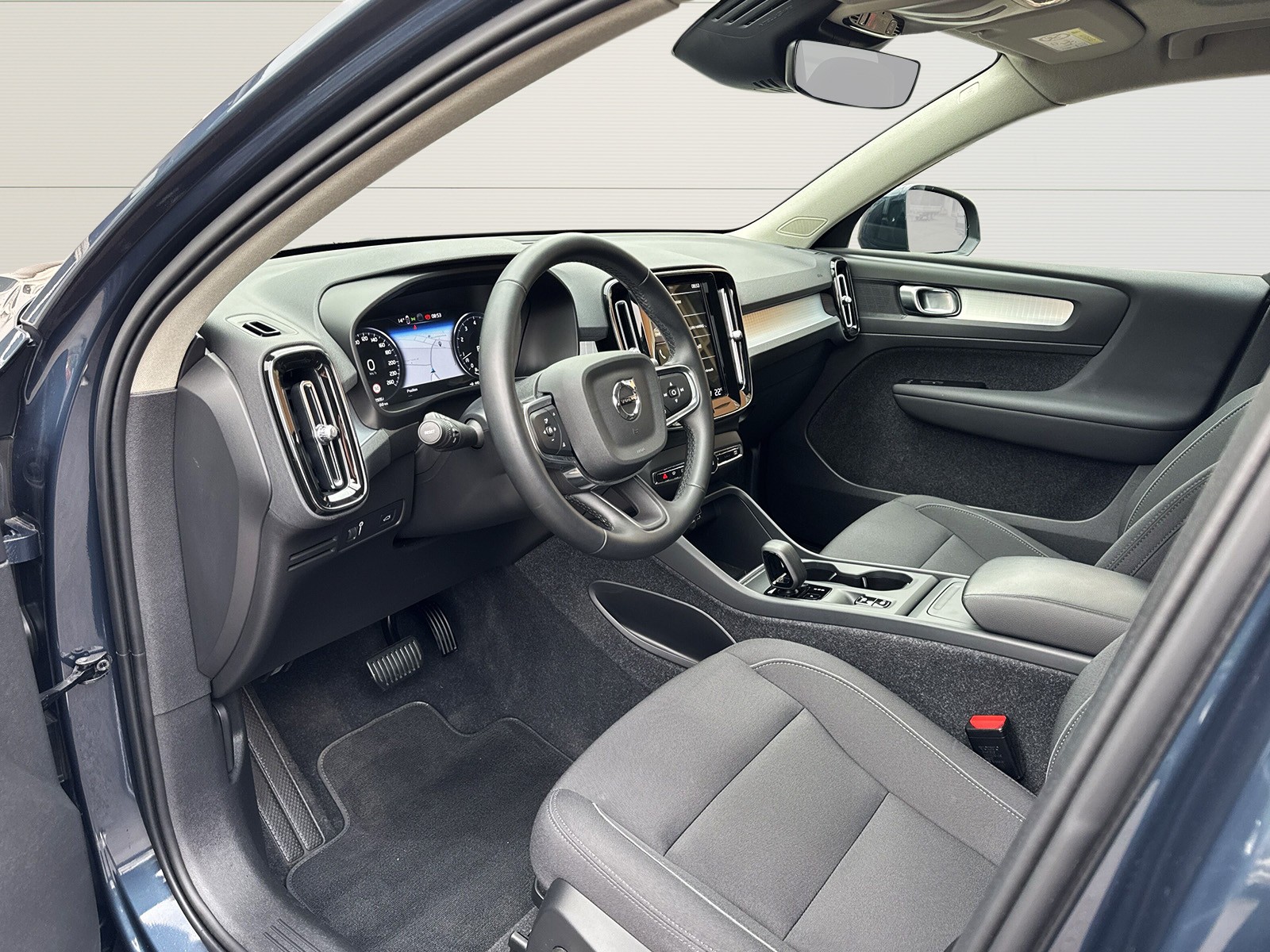 VOLVO XC40 2.0 B4 MH Momentum-image-6