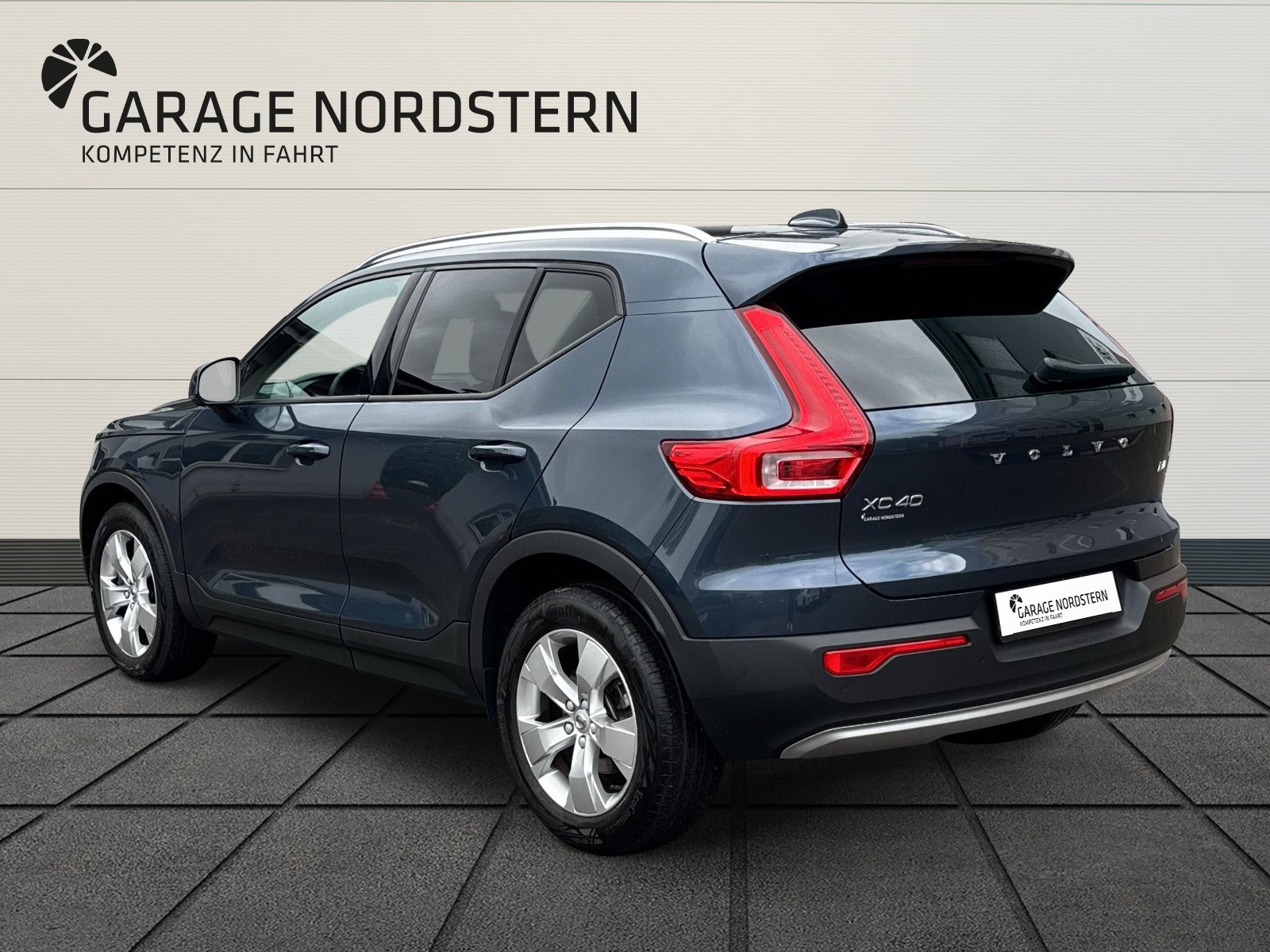 VOLVO XC40 2.0 B4 MH Momentum-showroom-element-2