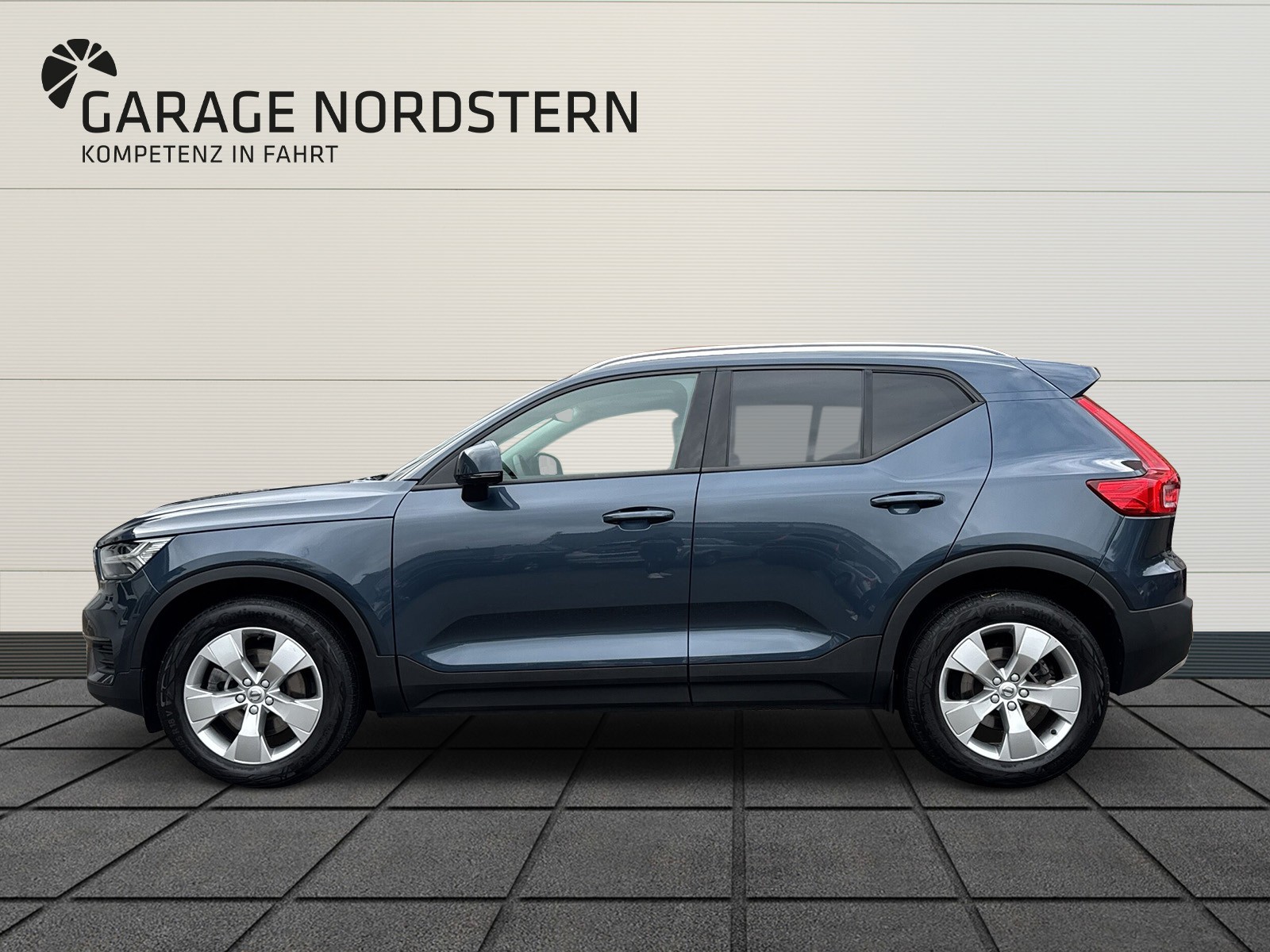 VOLVO XC40 2.0 B4 MH Momentum-showroom-element-1