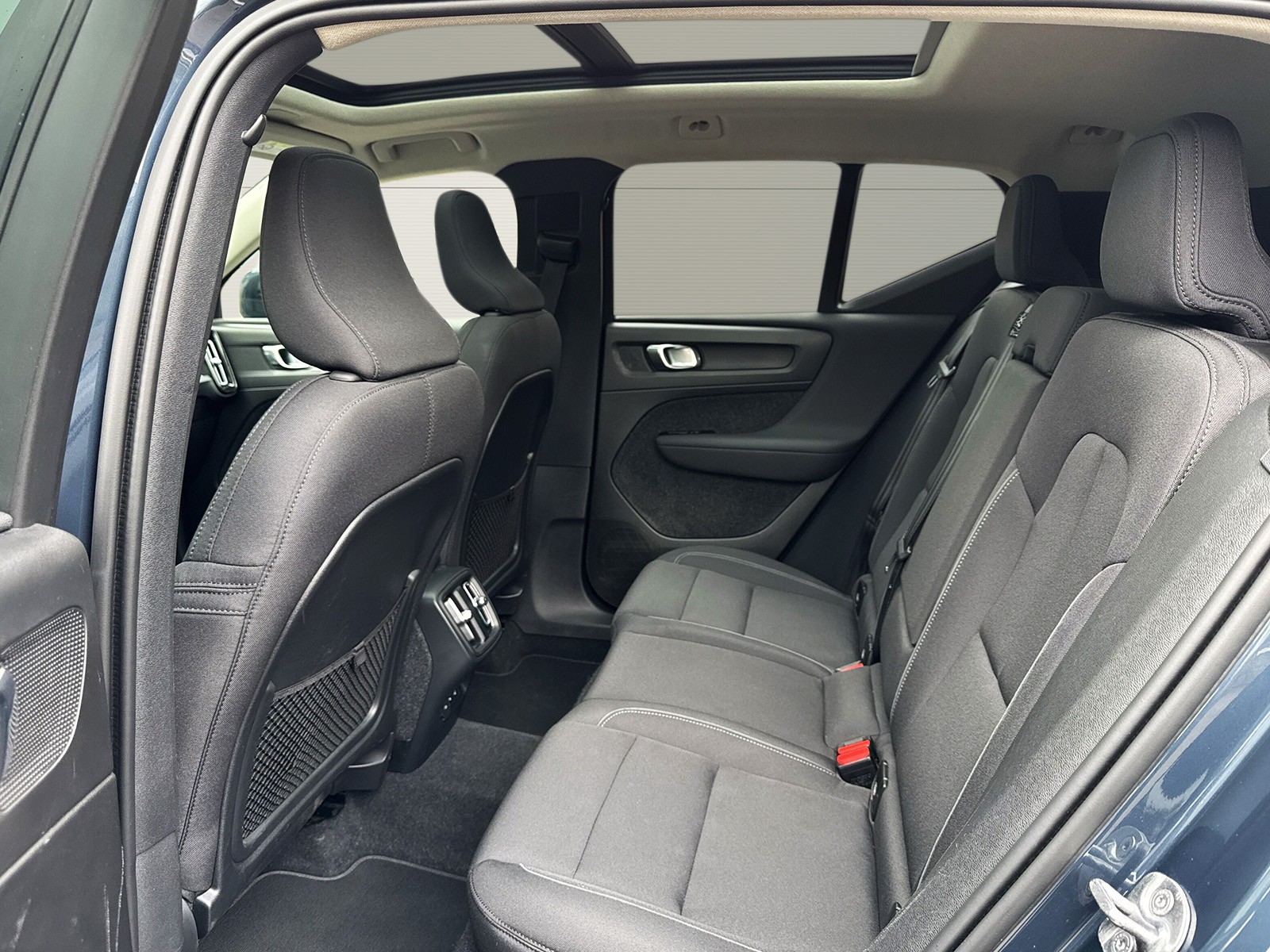 VOLVO XC40 2.0 B4 MH Momentum-image-9