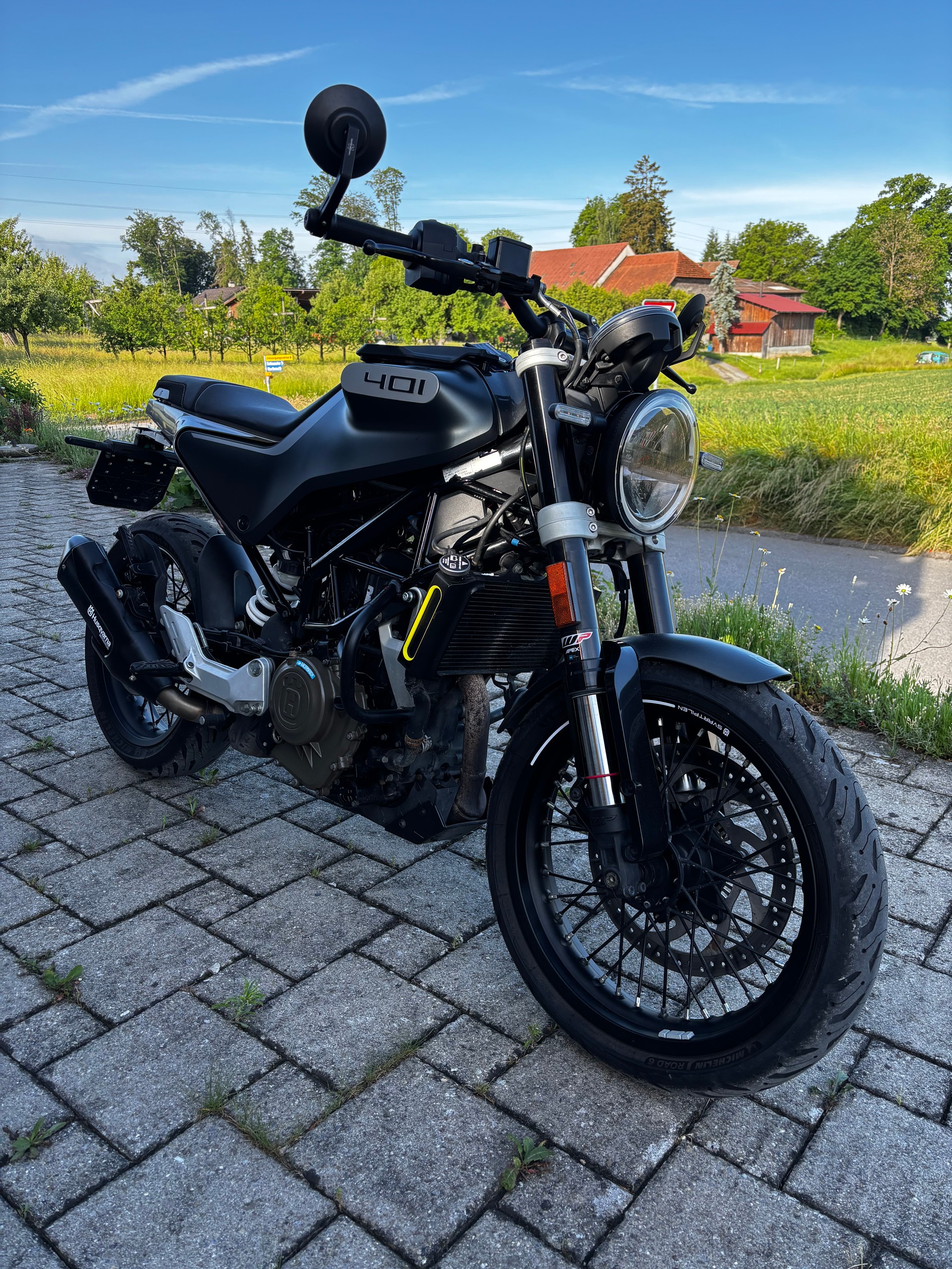HUSQVARNA Svartpilen 401-image-3