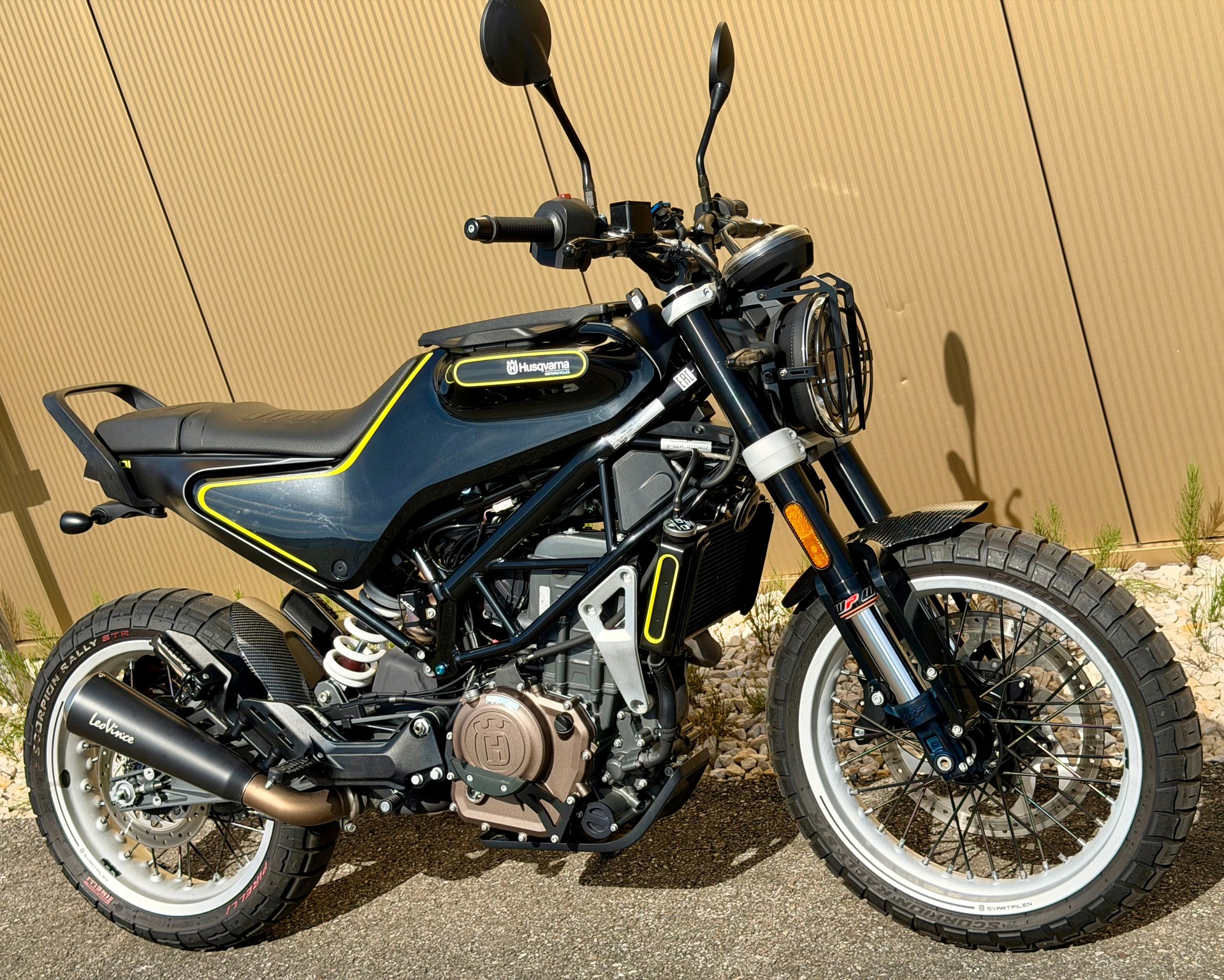 HUSQVARNA Svartpilen 401-showroom-element-2