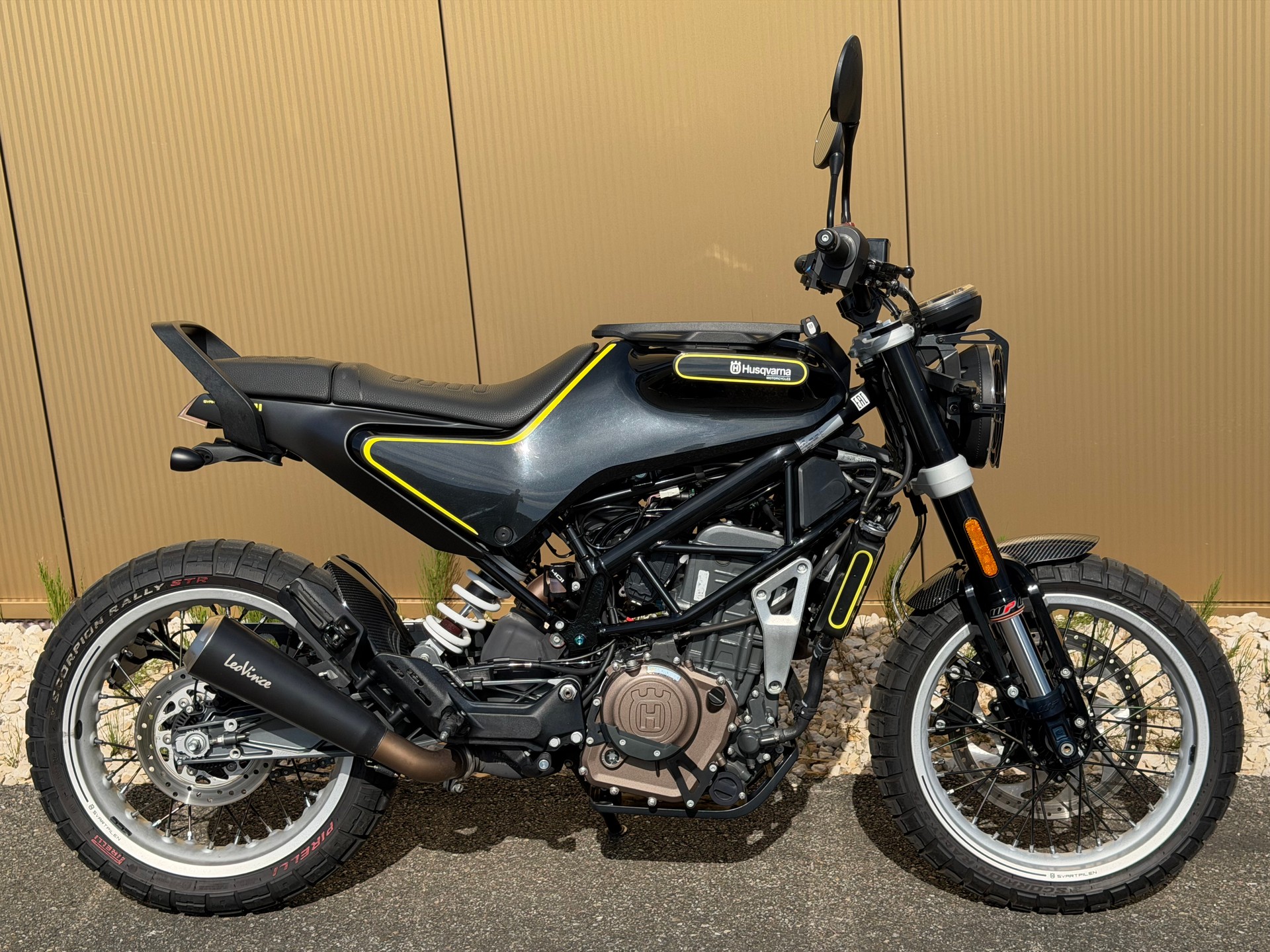 HUSQVARNA Svartpilen 401-showroom-element-3