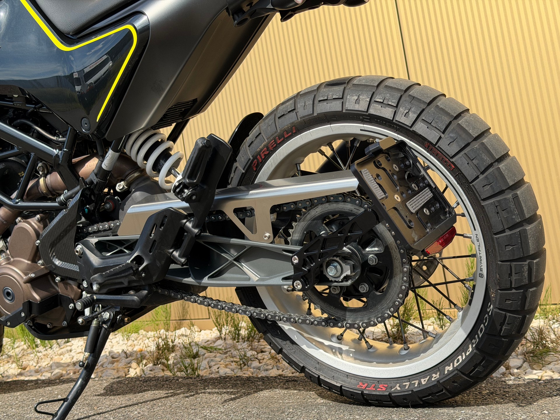 HUSQVARNA Svartpilen 401-image-13