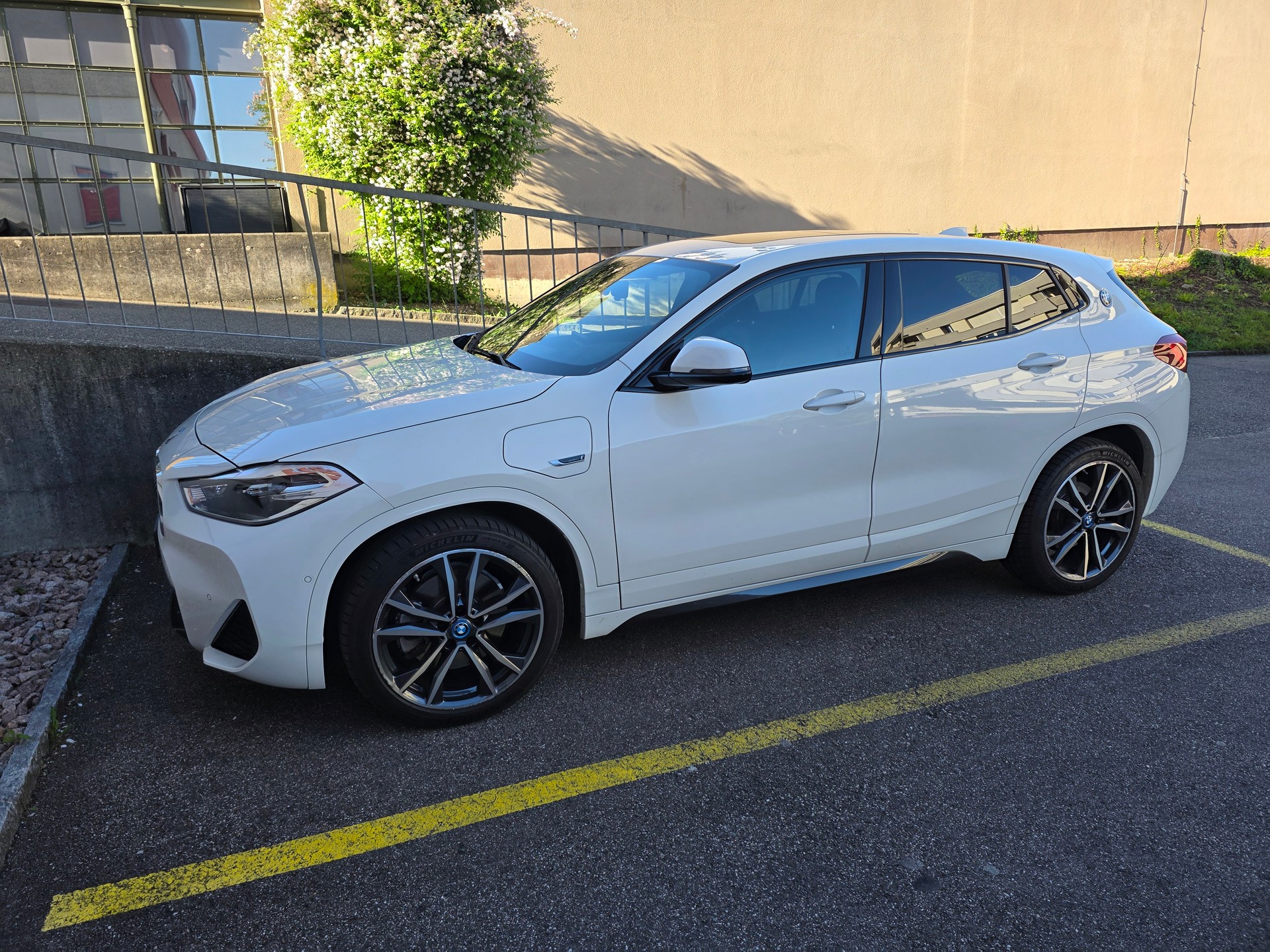 BMW 25e xDrive-image-1
