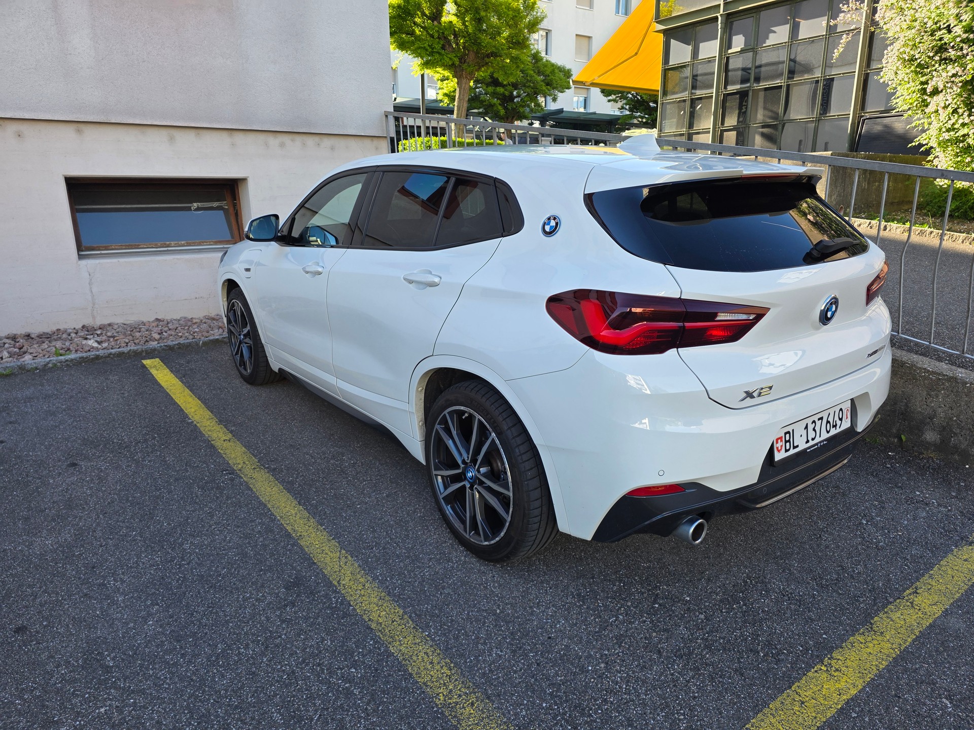BMW 25e xDrive-image-2
