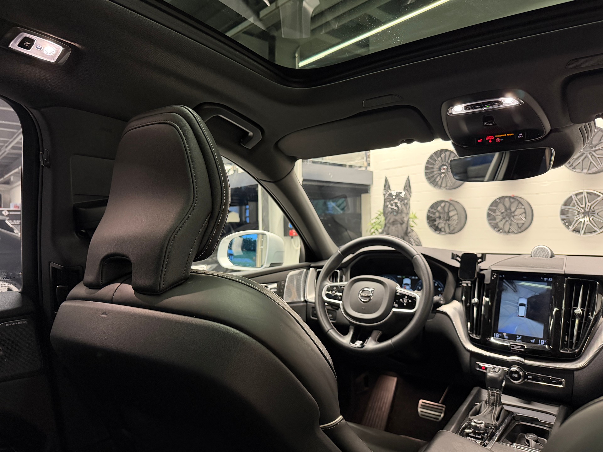 VOLVO XC60 2.0 T5 R-Design AWD-image-11