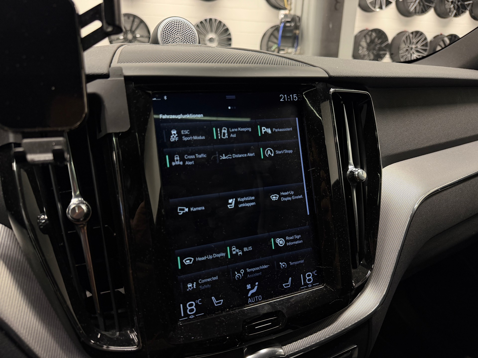 VOLVO XC60 2.0 T5 R-Design AWD-image-16