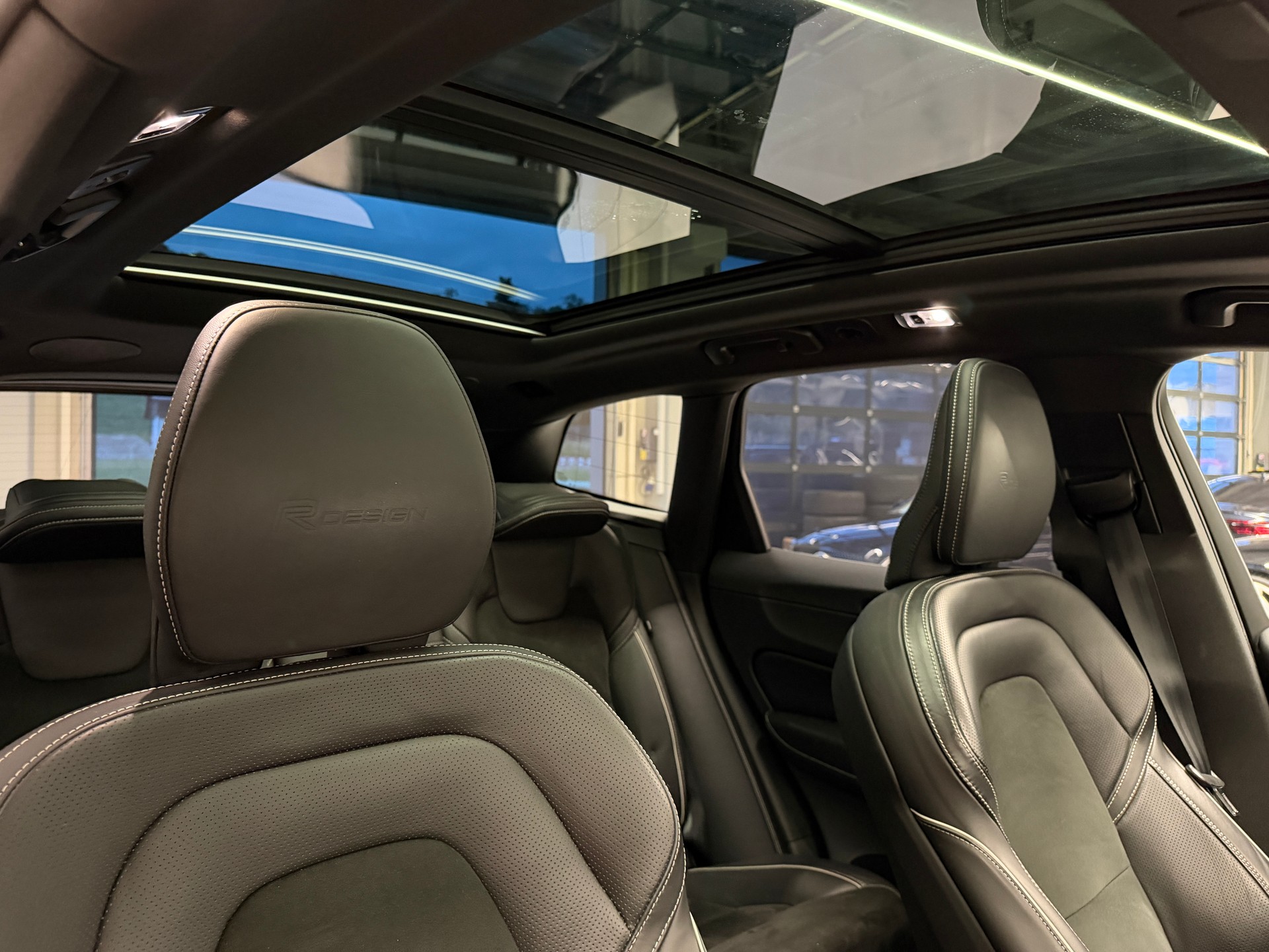 VOLVO XC60 2.0 T5 R-Design AWD-image-13