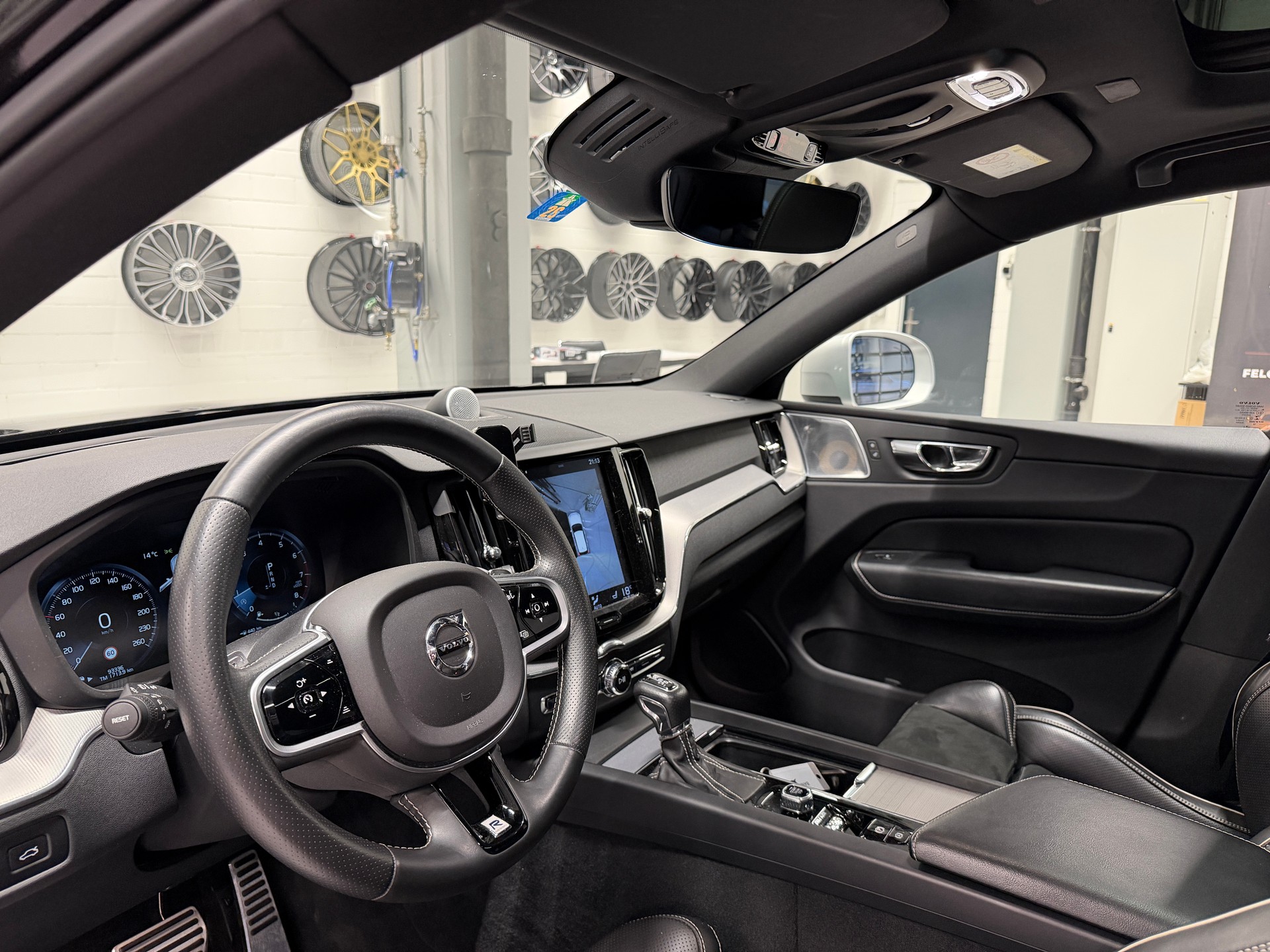 VOLVO XC60 2.0 T5 R-Design AWD-image-10