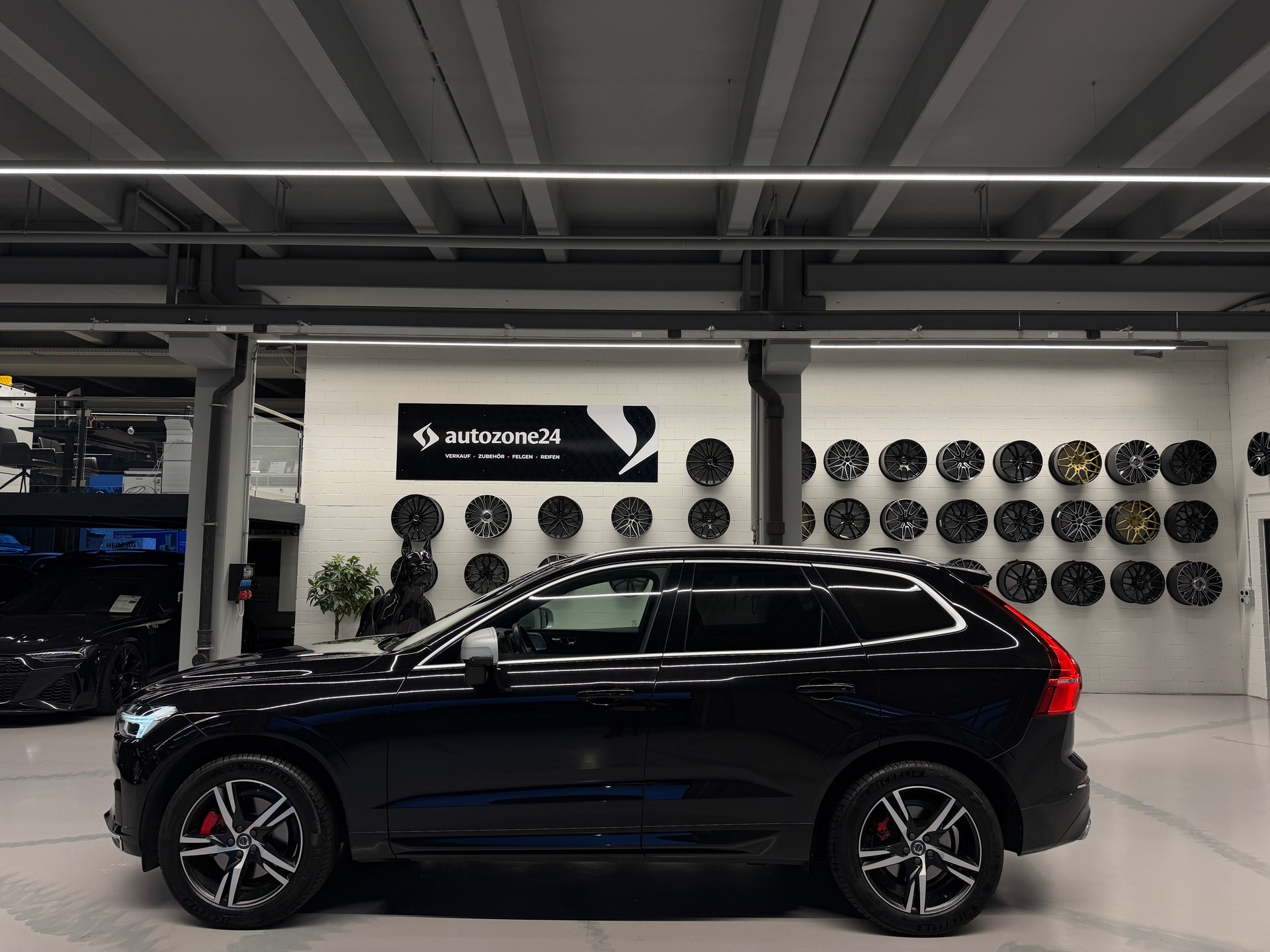 VOLVO XC60 2.0 T5 R-Design AWD-showroom-element-2