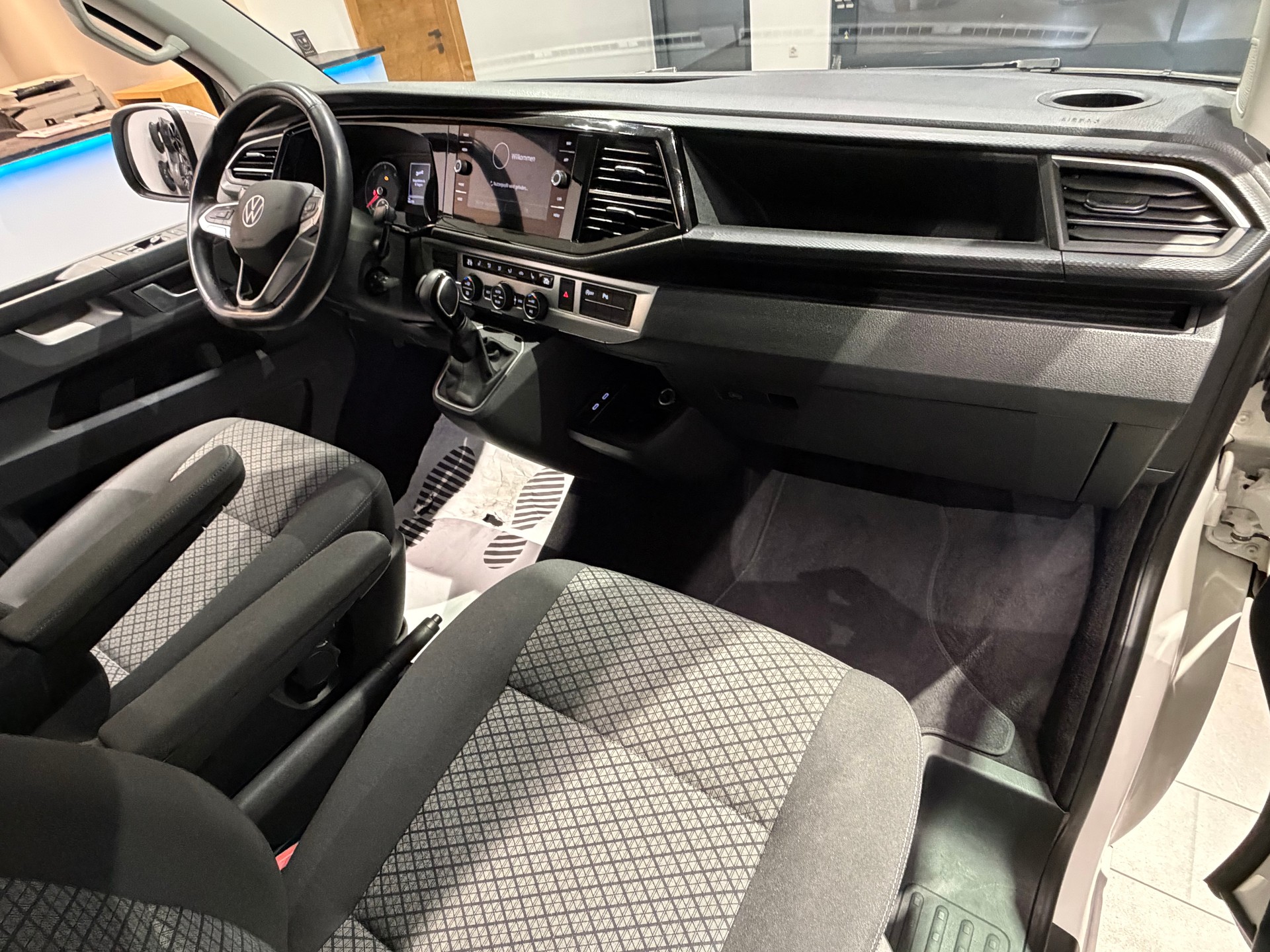 VW T6.1 Multivan 2.0 TDI Trendline Liberty 4Motion DSG-image-13