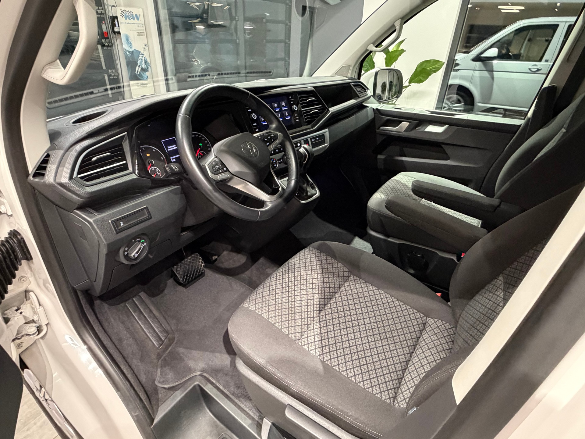 VW T6.1 Multivan 2.0 TDI Trendline Liberty 4Motion DSG-image-12