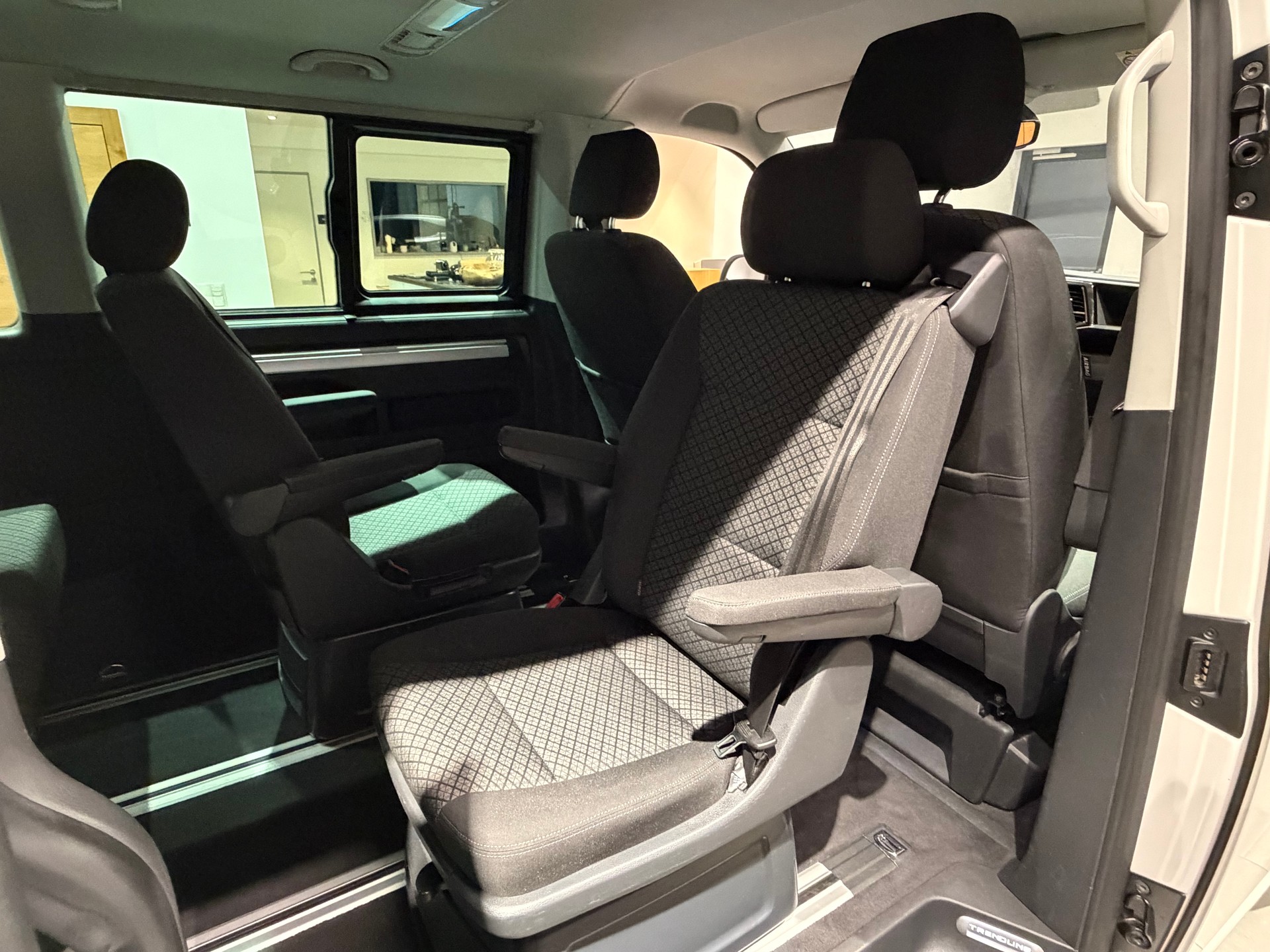 VW T6.1 Multivan 2.0 TDI Trendline Liberty 4Motion DSG-image-14