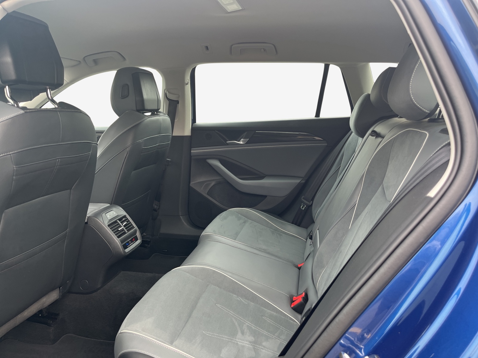 VW Passat Variant 2.0 TDI evo Business DSG-image-9