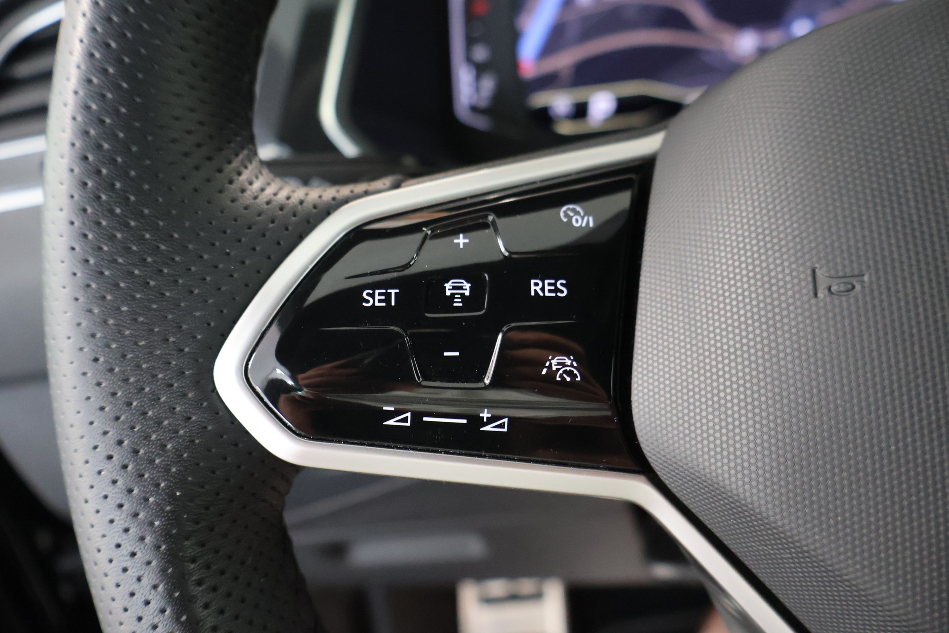 VW Tiguan 2.0TSI R-Line 4Motion DSG-image-21