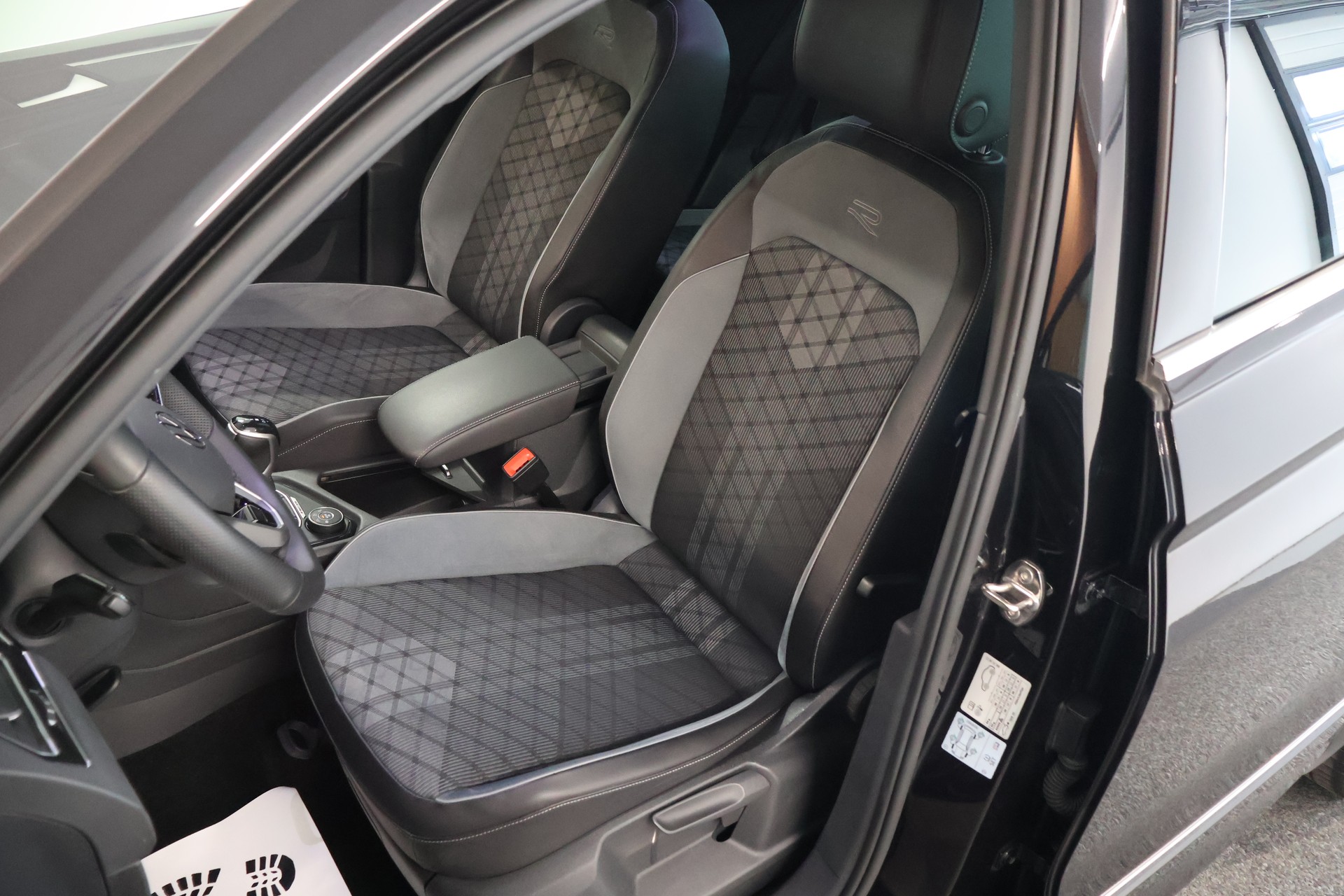 VW Tiguan 2.0TSI R-Line 4Motion DSG-image-10