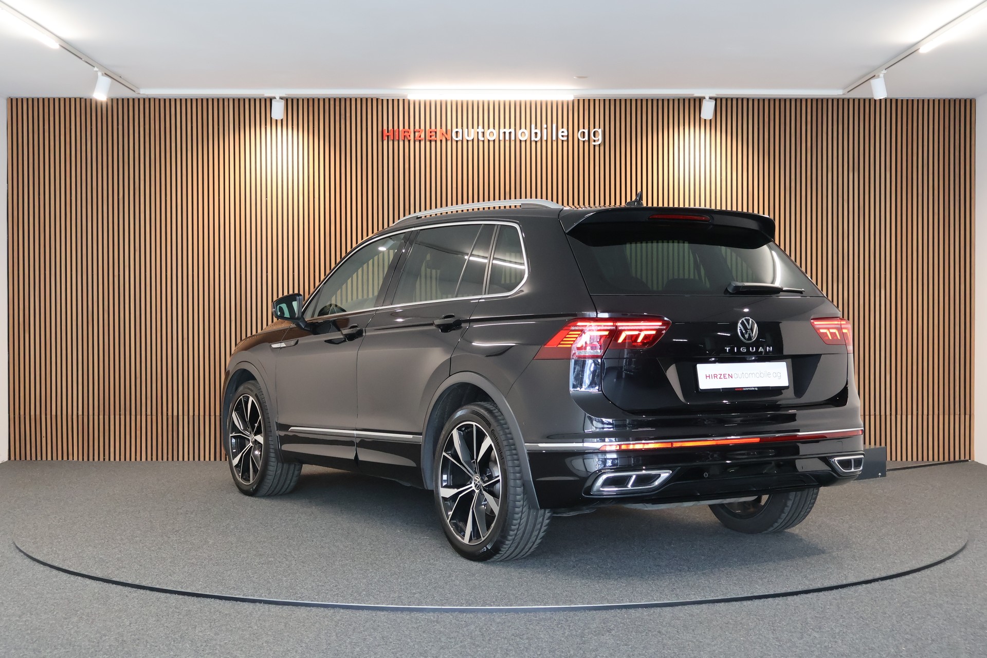 VW Tiguan 2.0TSI R-Line 4Motion DSG-image-2