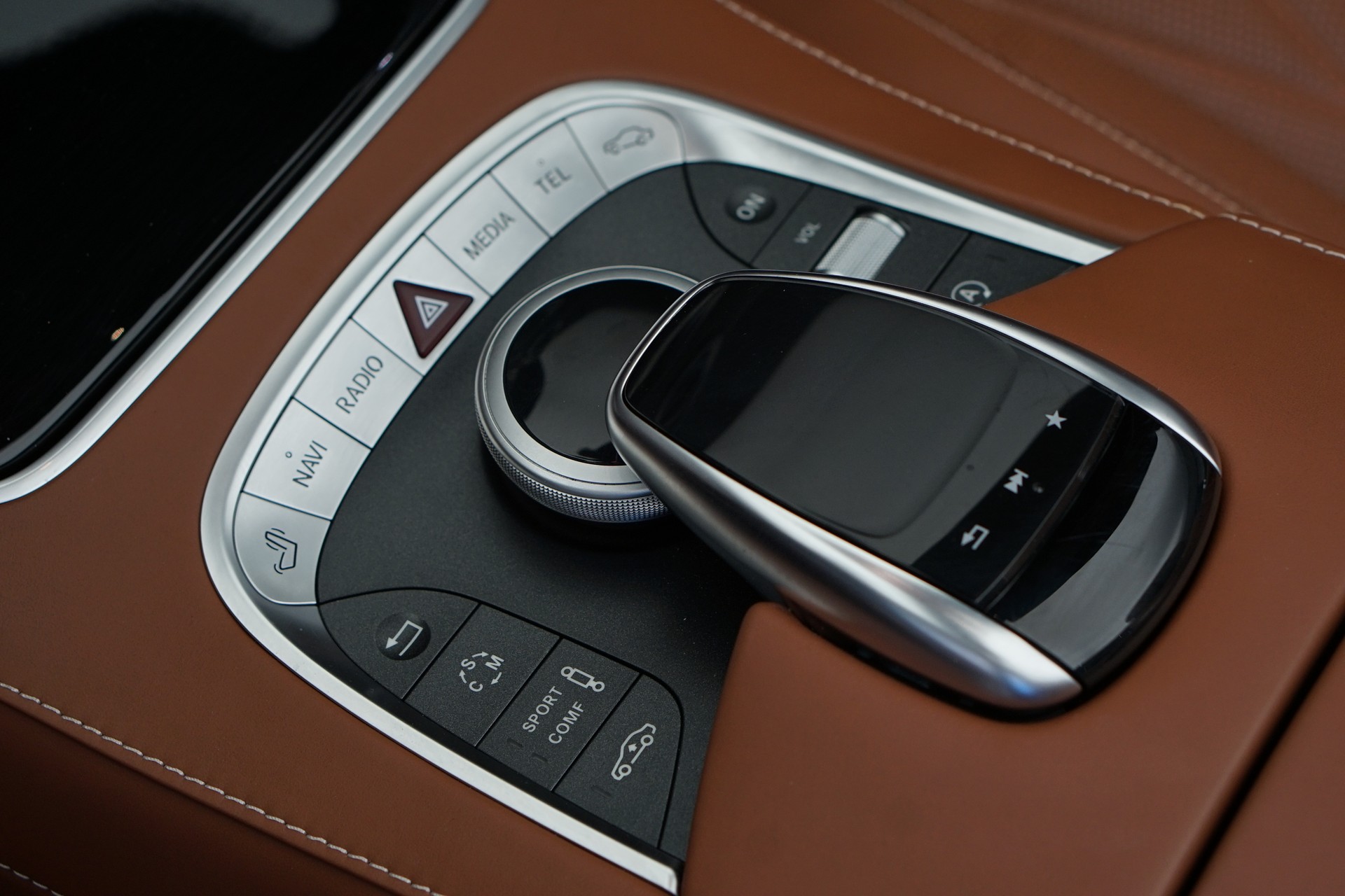 MERCEDES-BENZ S 63 AMG Cabriolet 4Matic Speedshift MCT *CH-Fahrzeug* *Designo Mokkaschwarz* *Swarowski*-image-35