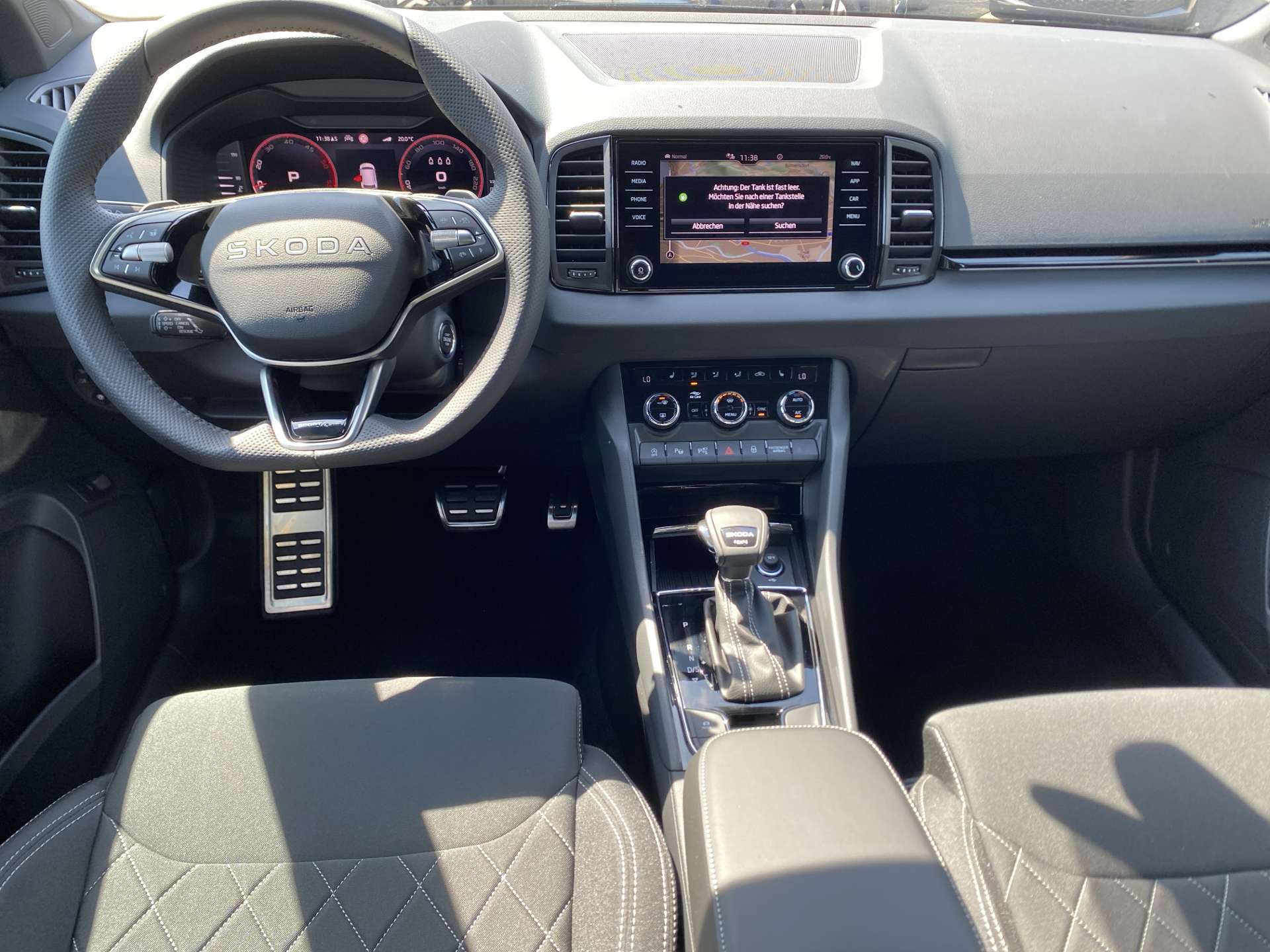 SKODA Karoq 2.0 TDi CR SportLine 4x4 DSG-Automat-image-3