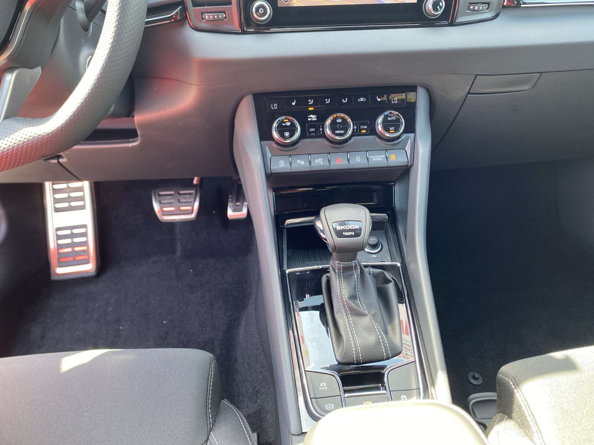 SKODA Karoq 2.0 TDi CR SportLine 4x4 DSG-Automat-image-10
