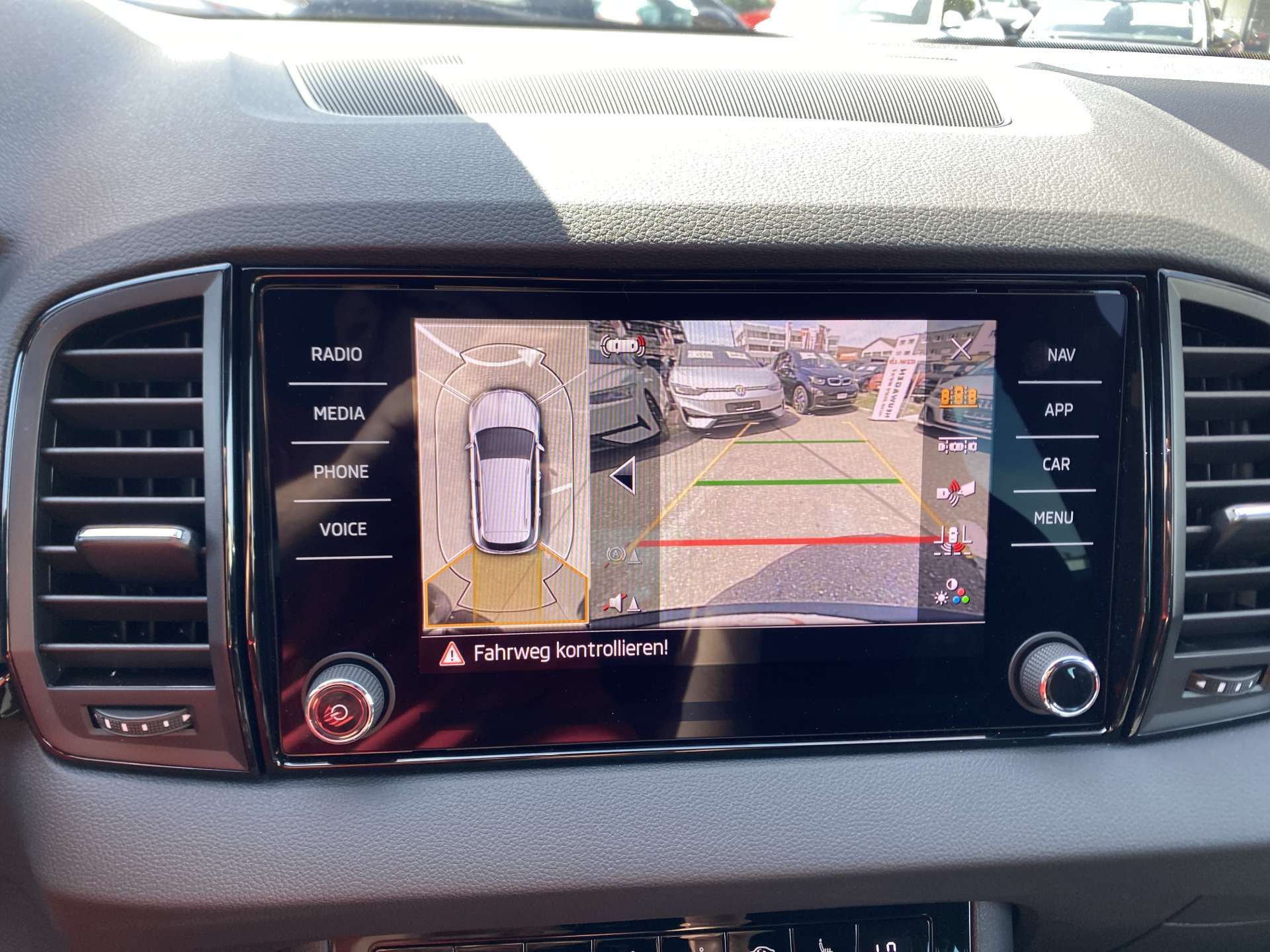 SKODA Karoq 2.0 TDi CR SportLine 4x4 DSG-Automat-image-8