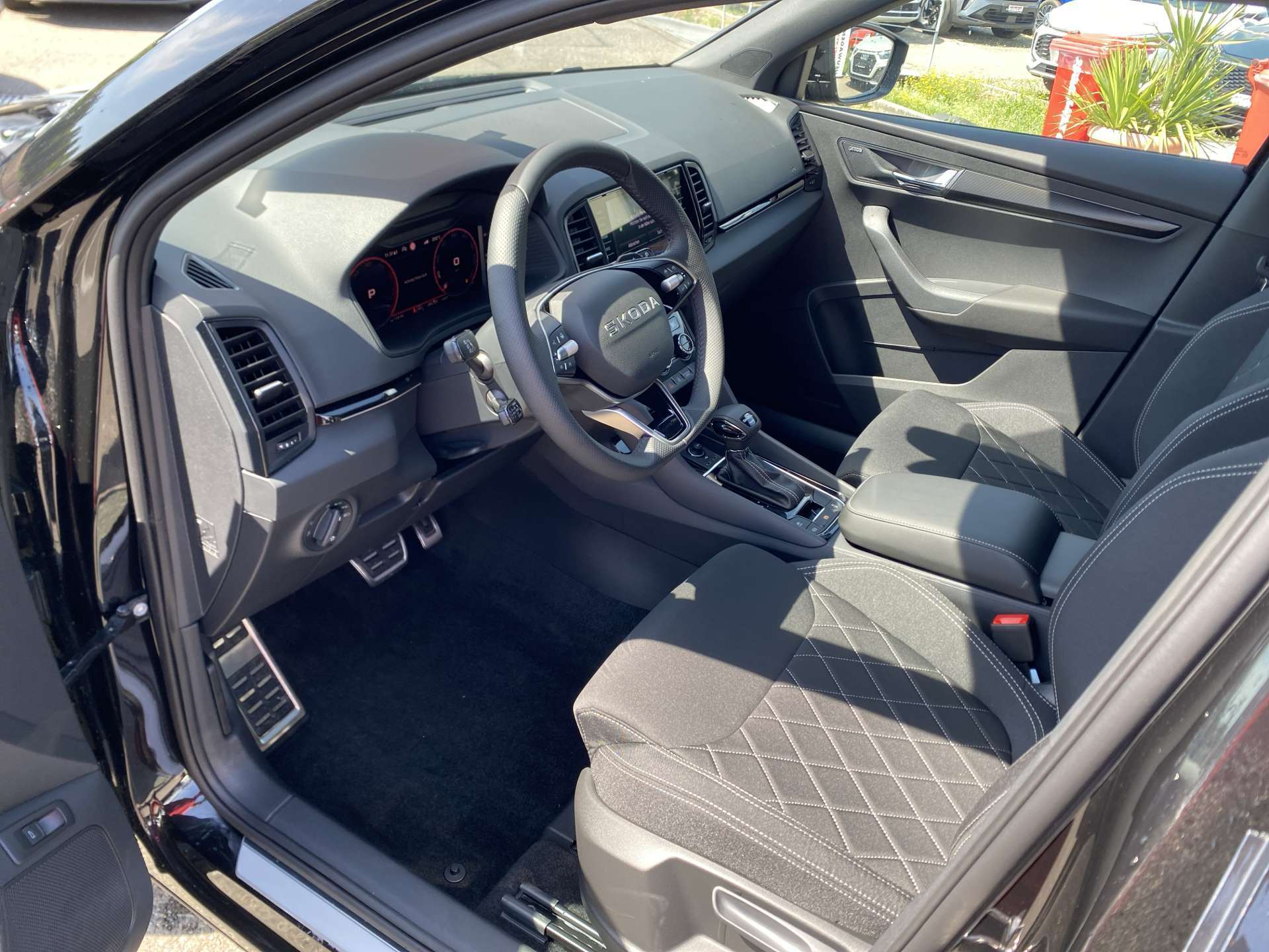 SKODA Karoq 2.0 TDi CR SportLine 4x4 DSG-Automat-image-4