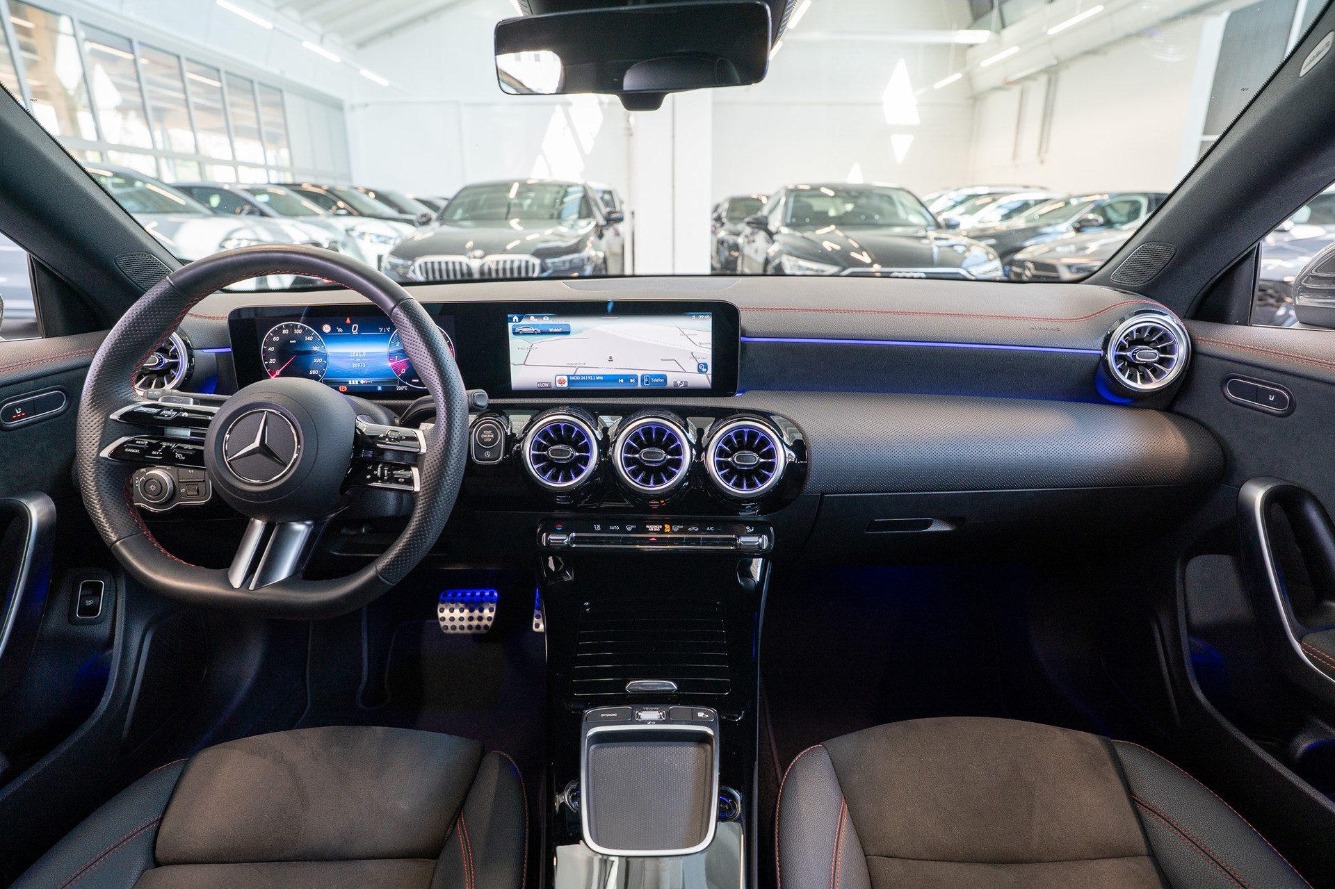 MERCEDES-BENZ CLA 200 AMG Line / Rückfahrkamera / Ambientebeleuchtung / Navi-image-16