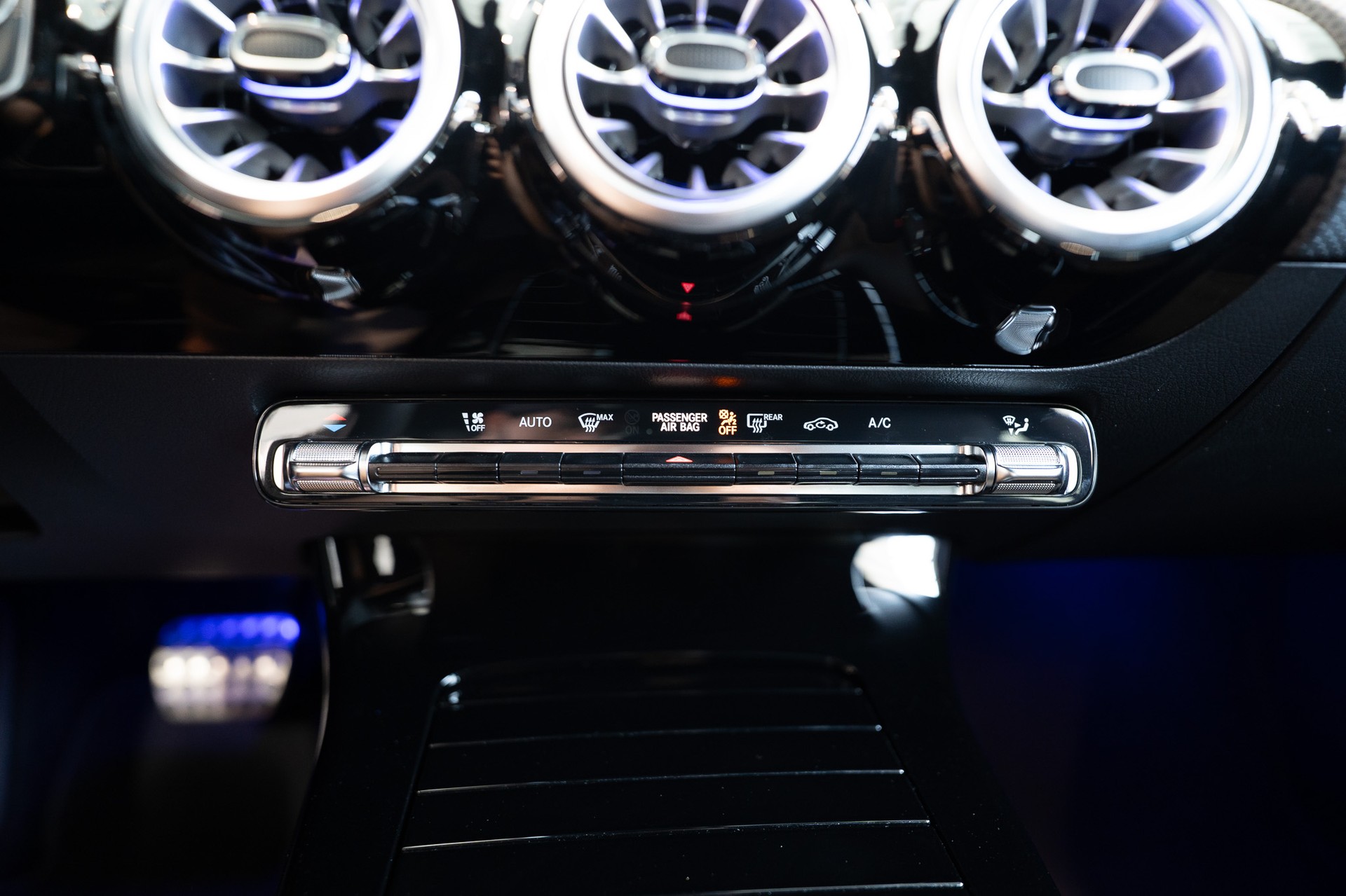 MERCEDES-BENZ CLA 200 AMG Line / Rückfahrkamera / Ambientebeleuchtung / Navi-image-22