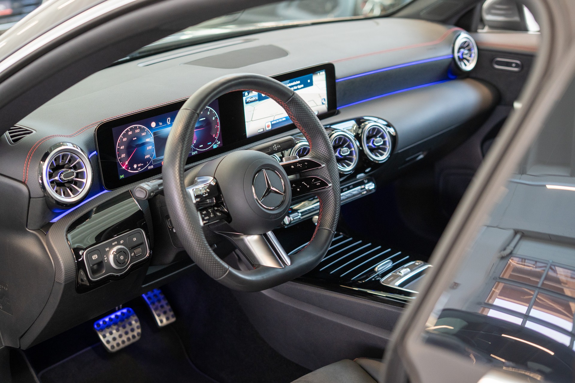 MERCEDES-BENZ CLA 200 AMG Line / Rückfahrkamera / Ambientebeleuchtung / Navi-image-9