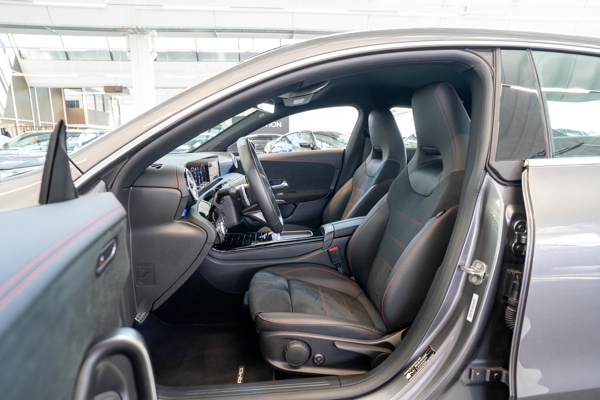 MERCEDES-BENZ CLA 200 AMG Line / Rückfahrkamera / Ambientebeleuchtung / Navi-image-8