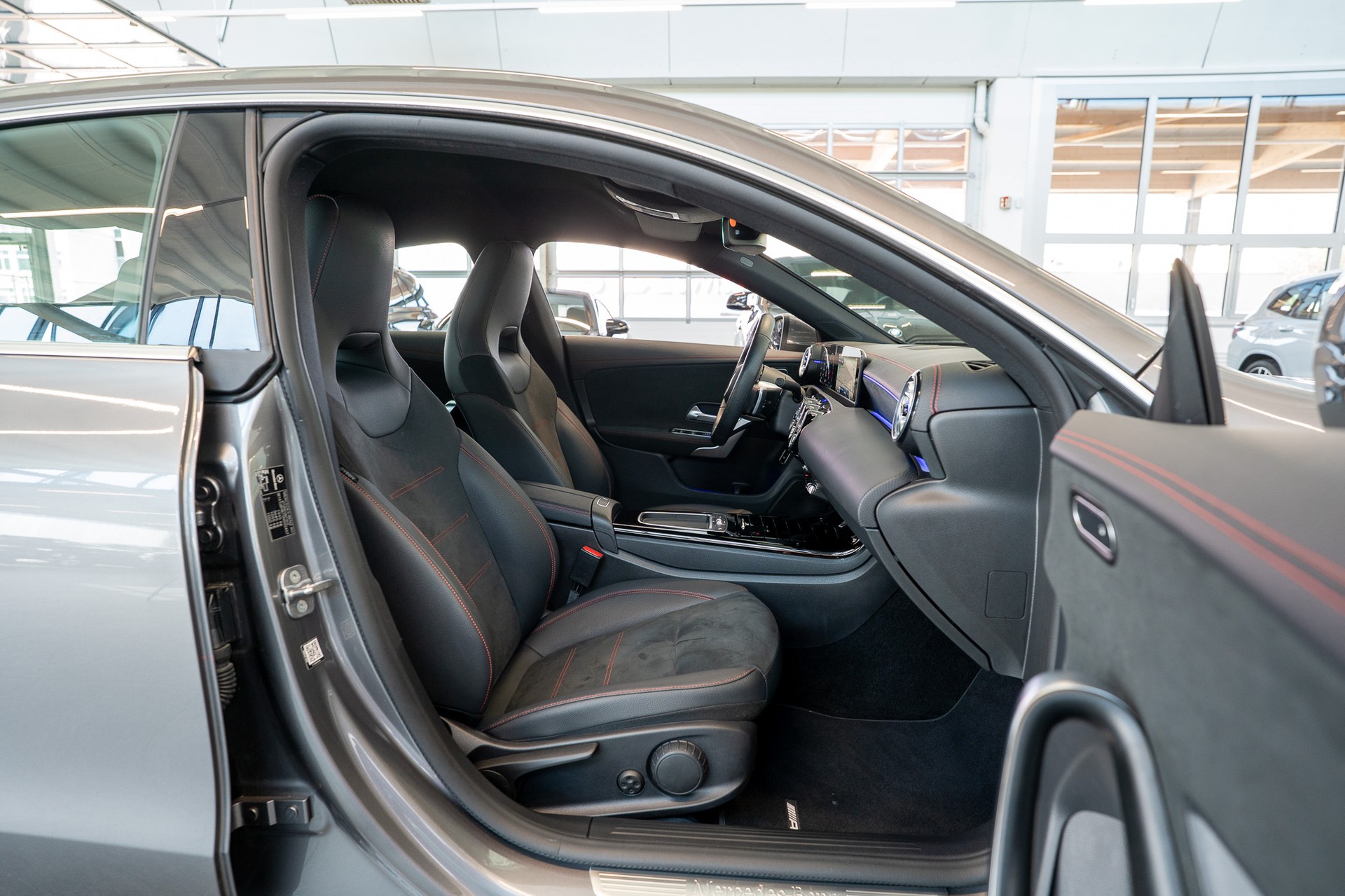 MERCEDES-BENZ CLA 200 AMG Line / Rückfahrkamera / Ambientebeleuchtung / Navi-image-14