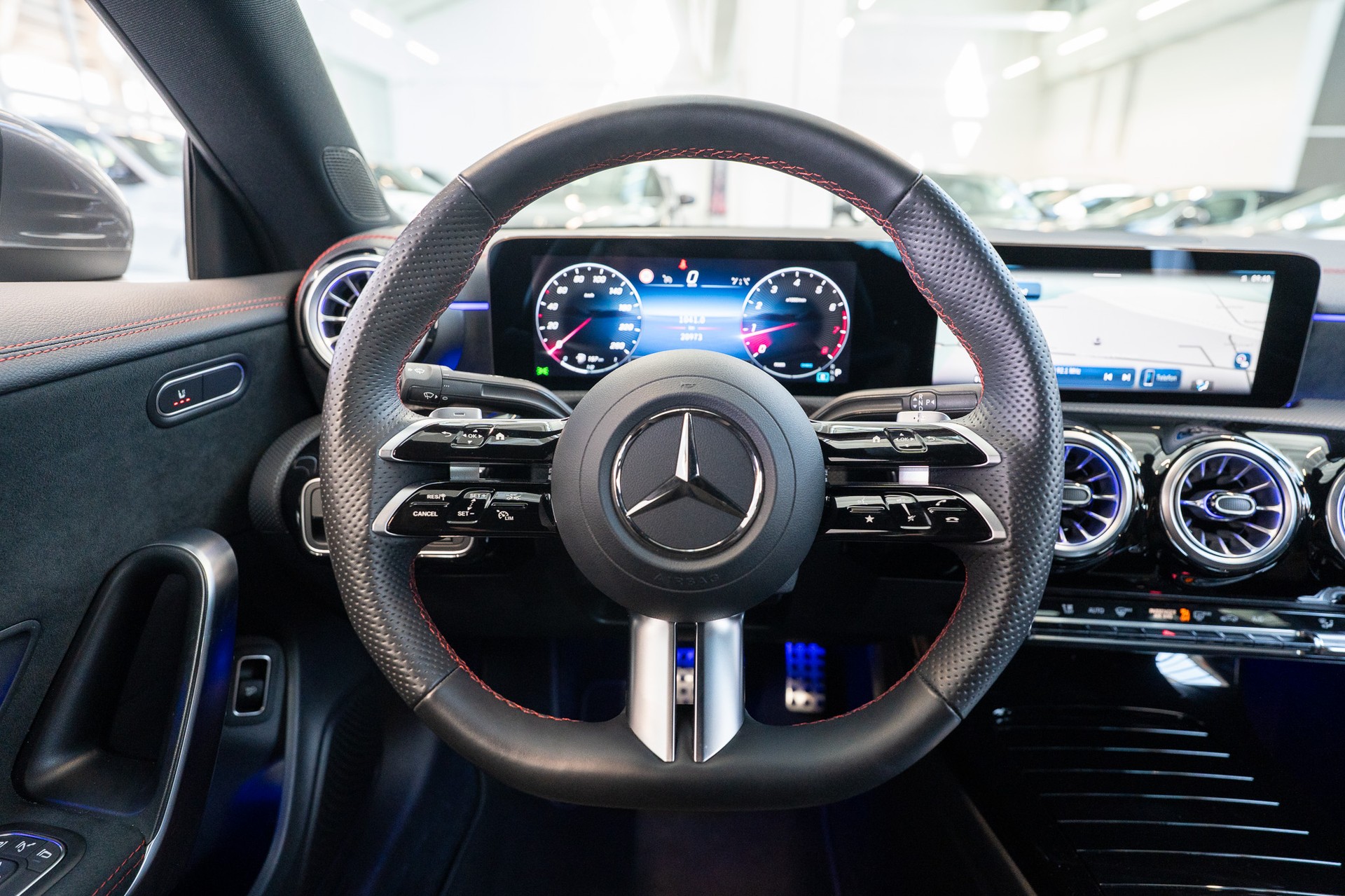 MERCEDES-BENZ CLA 200 AMG Line / Rückfahrkamera / Ambientebeleuchtung / Navi-image-17