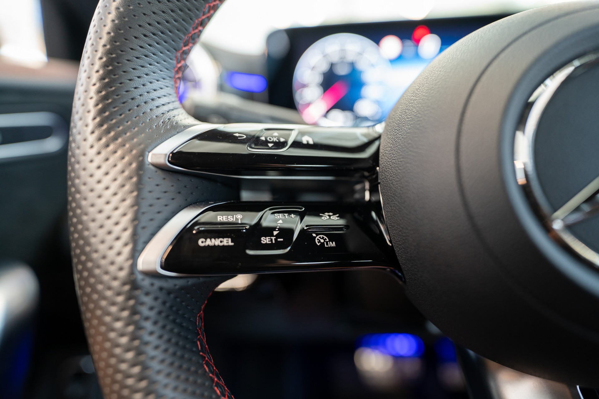 MERCEDES-BENZ CLA 200 AMG Line / Rückfahrkamera / Ambientebeleuchtung / Navi-image-18