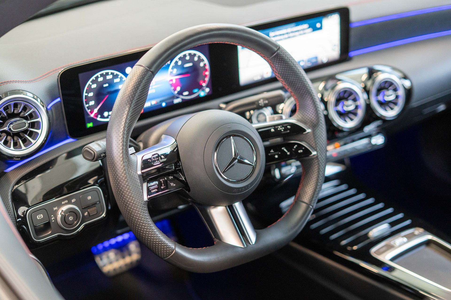 MERCEDES-BENZ CLA 200 AMG Line / Rückfahrkamera / Ambientebeleuchtung / Navi-image-10