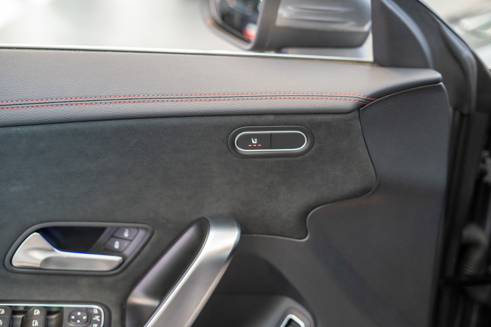 MERCEDES-BENZ CLA 200 AMG Line / Rückfahrkamera / Ambientebeleuchtung / Navi-image-11