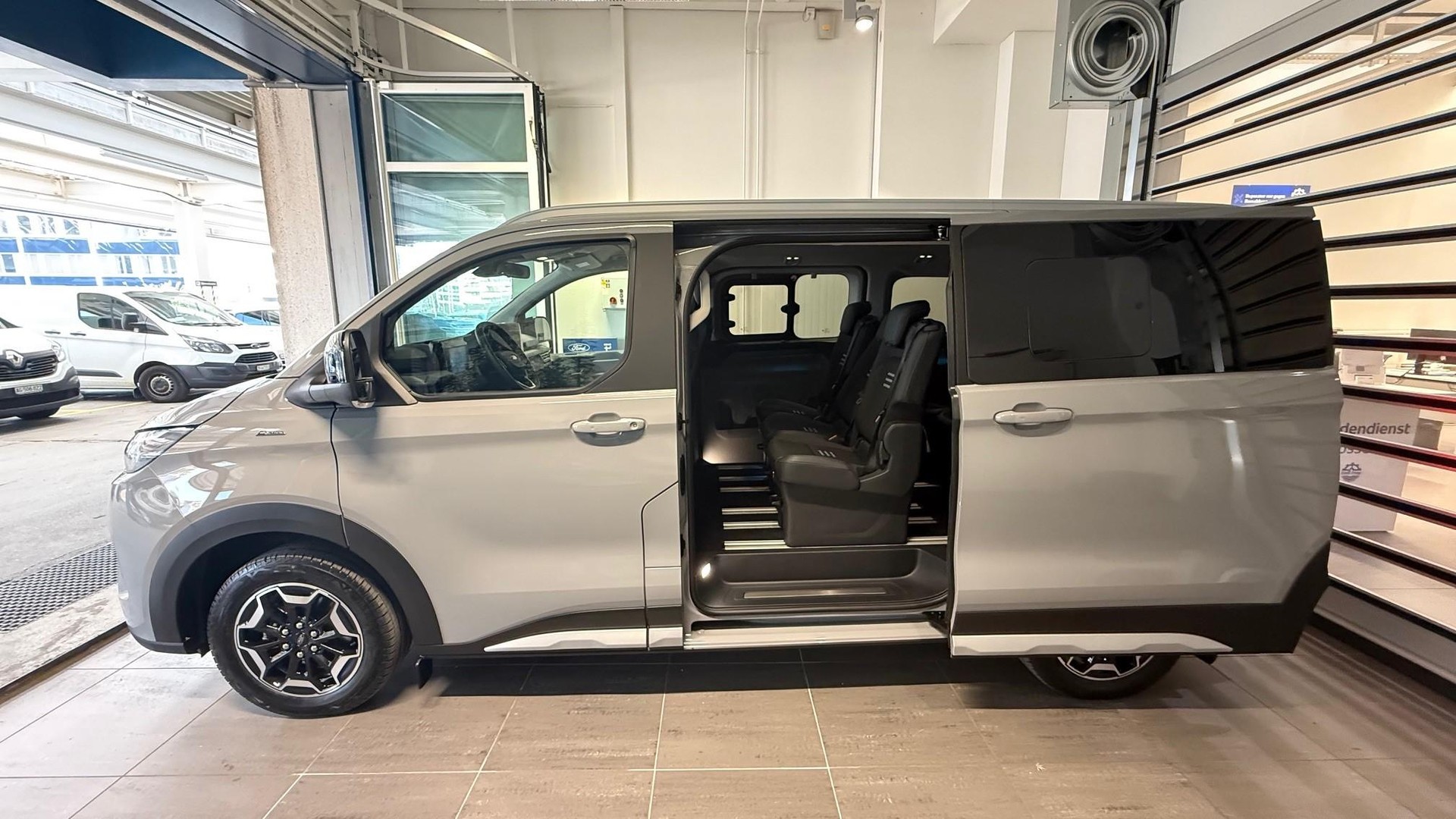 FORD E-Tourneo C Bus 340 L1 Active-image-4