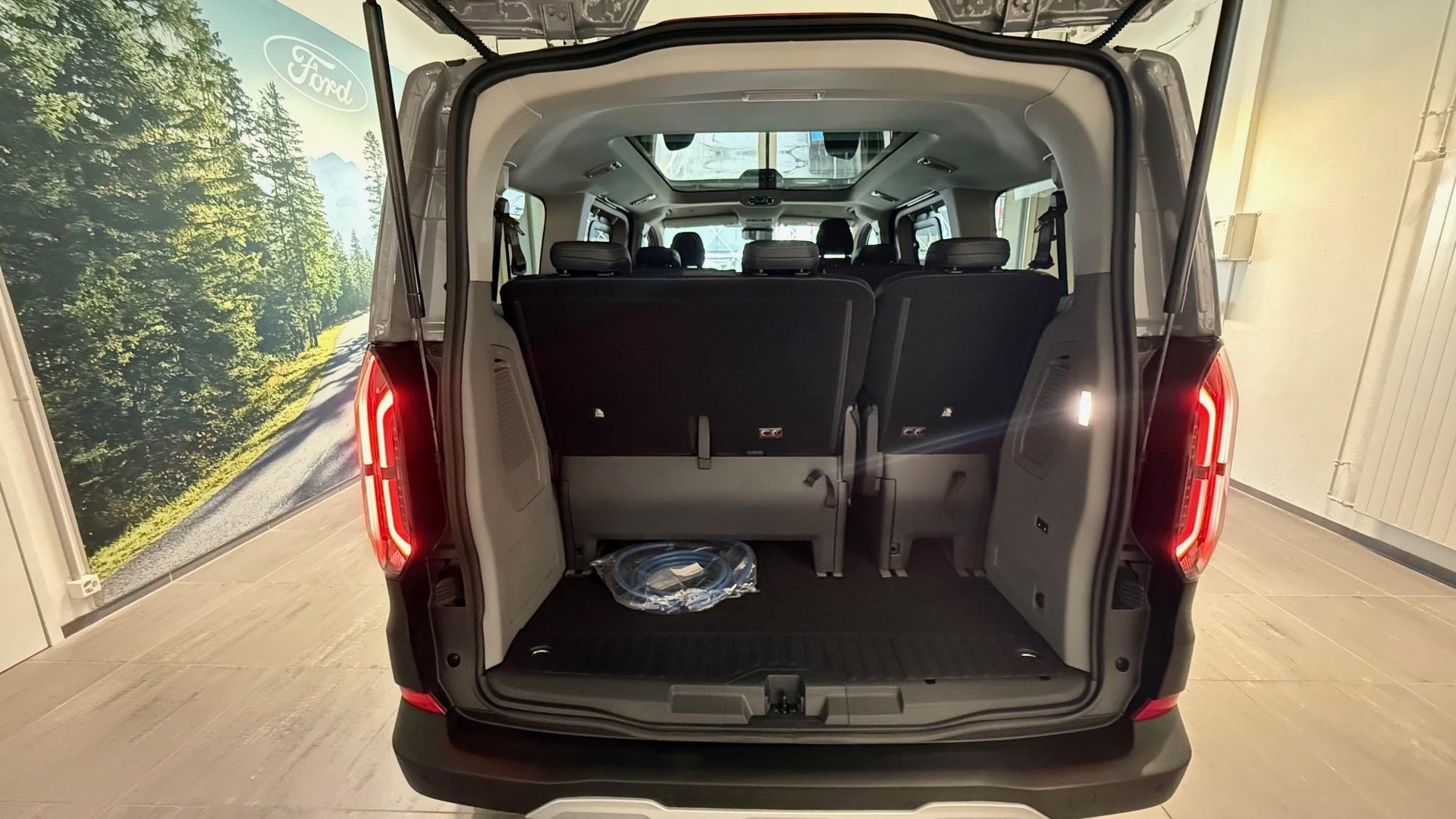 FORD E-Tourneo C Bus 340 L1 Active-image-9
