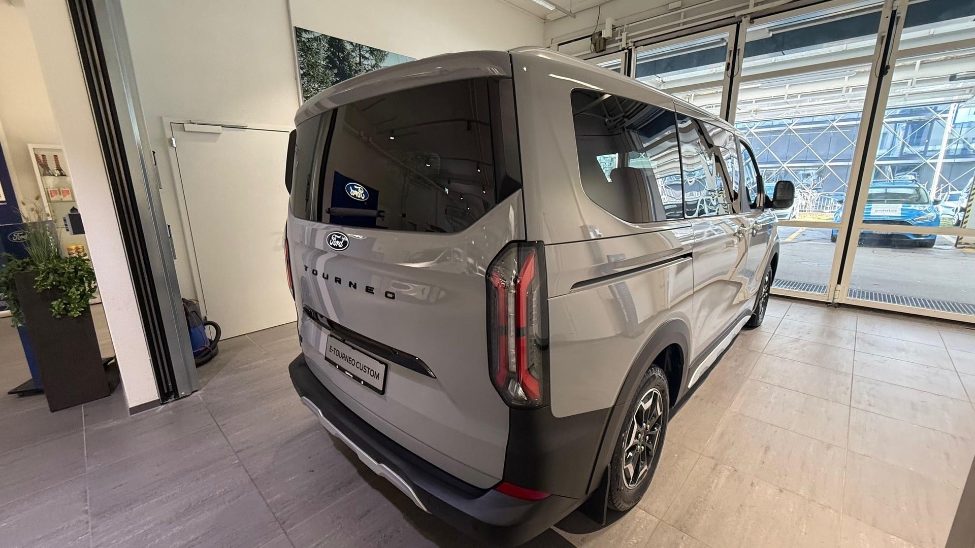 FORD E-Tourneo C Bus 340 L1 Active-image-10