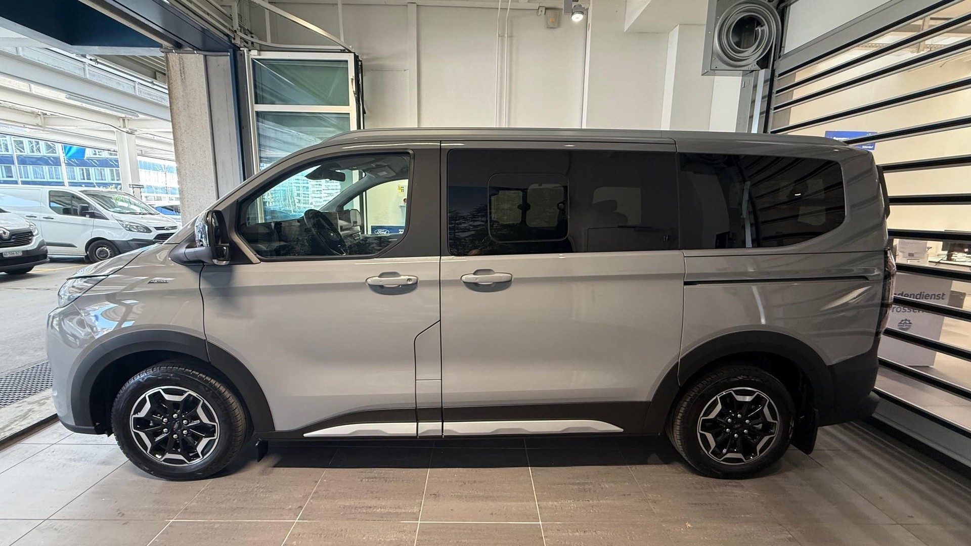 FORD E-Tourneo C Bus 340 L1 Active-showroom-element-3