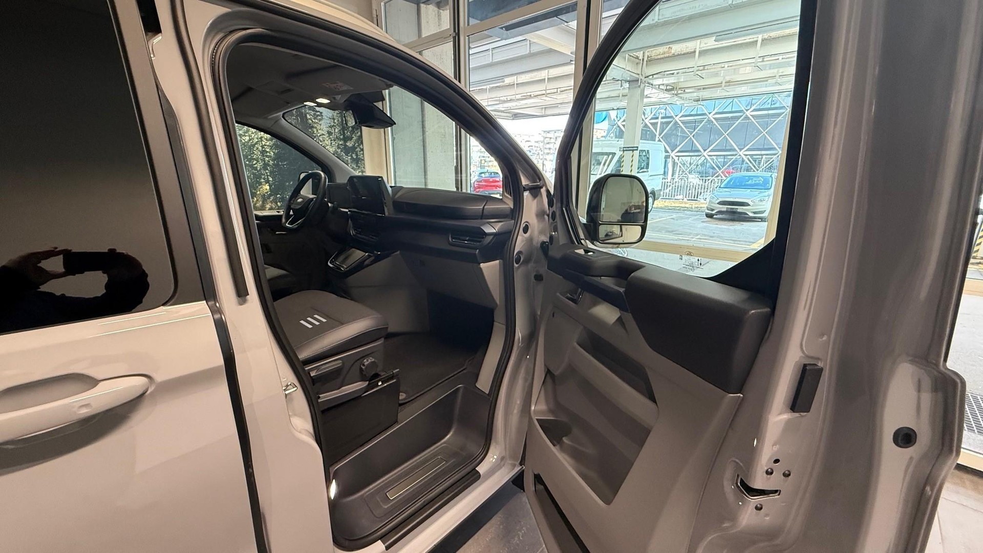 FORD E-Tourneo C Bus 340 L1 Active-image-16