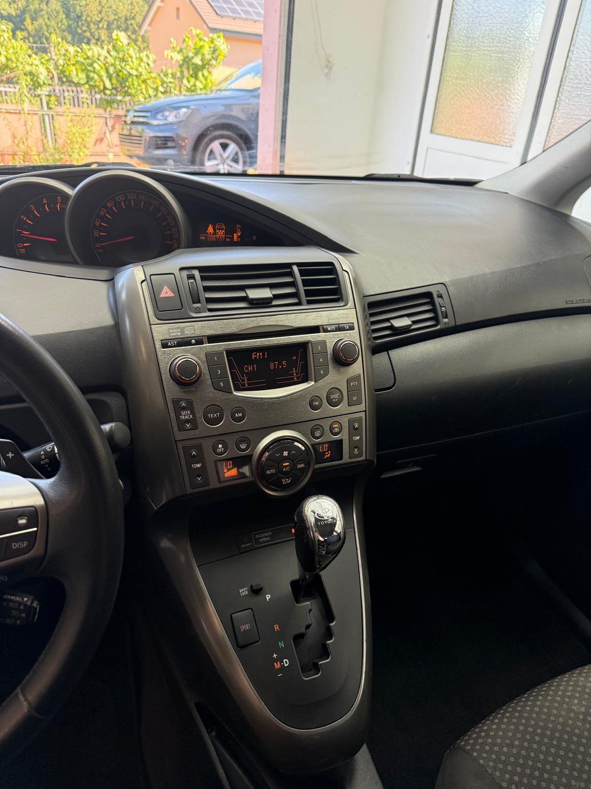 TOYOTA Verso 2.2 D-CAT Linea Luna Automatic-image-8
